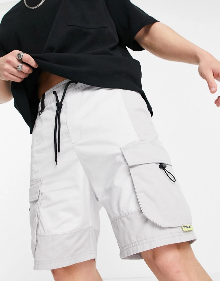 Bershka – Cargoshorts in Grau günstig online kaufen