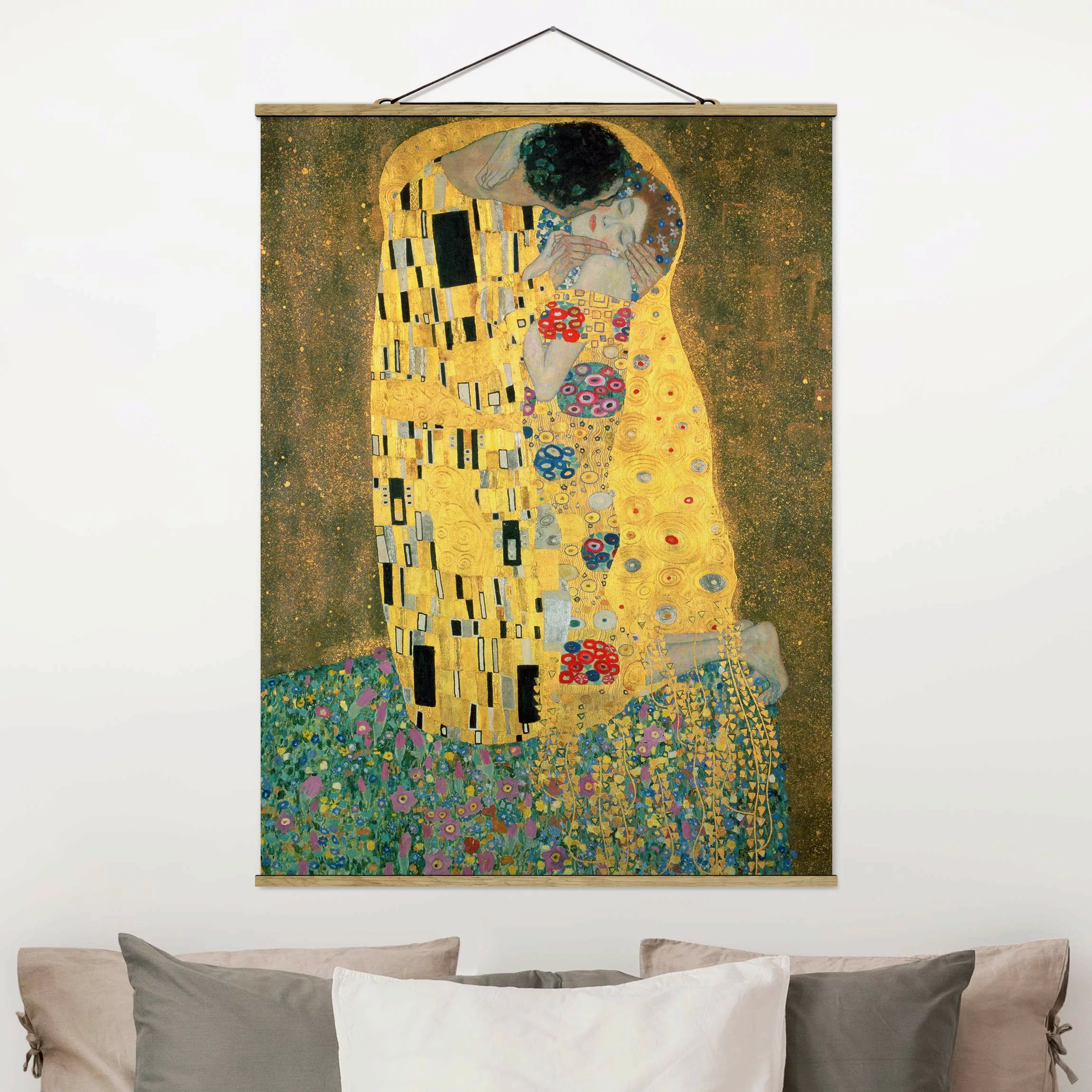 Stoffbild Kunstdruck mit Posterleisten - Hochformat Gustav Klimt - Der Kuß günstig online kaufen