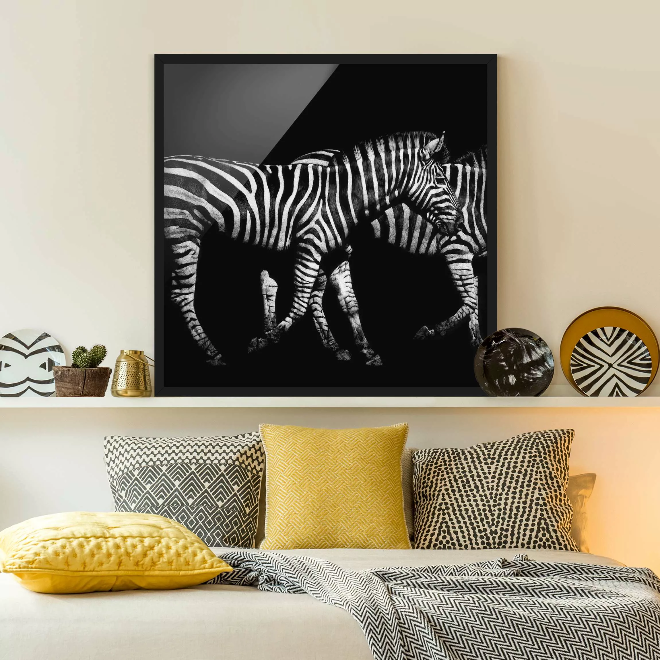 Bild mit Rahmen Schwarz-Weiß - Quadrat Zebra vor Schwarz günstig online kaufen