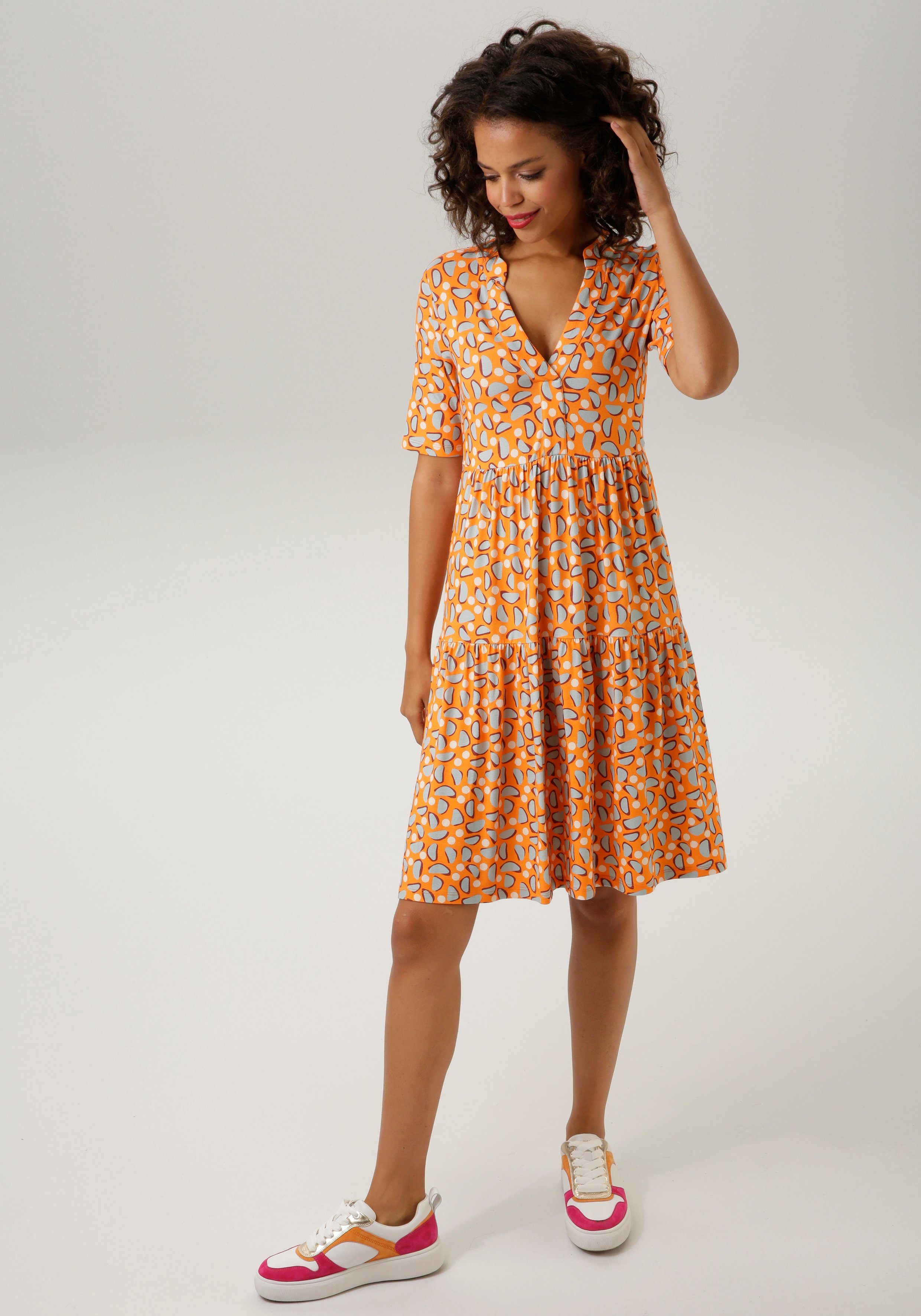 Aniston CASUAL Sommerkleid mit extravaganten, graphischem günstig online kaufen