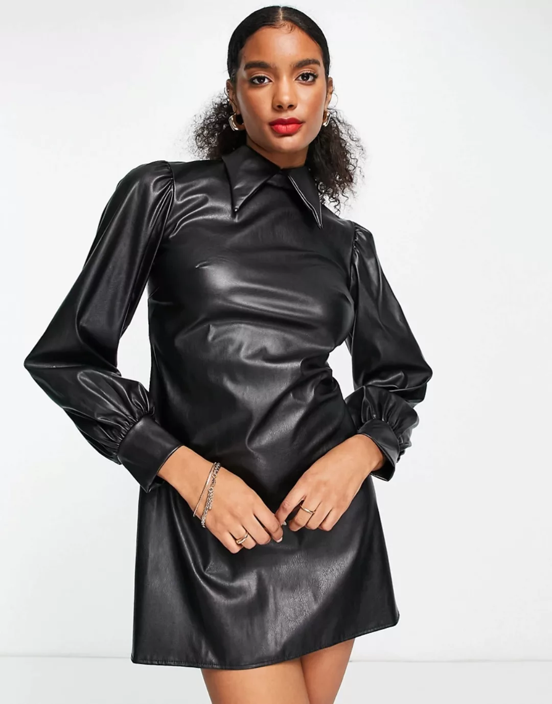 Flounce London – Mini-Kunstlederkleid mit Kragen und Puffärmeln in Schwarz günstig online kaufen
