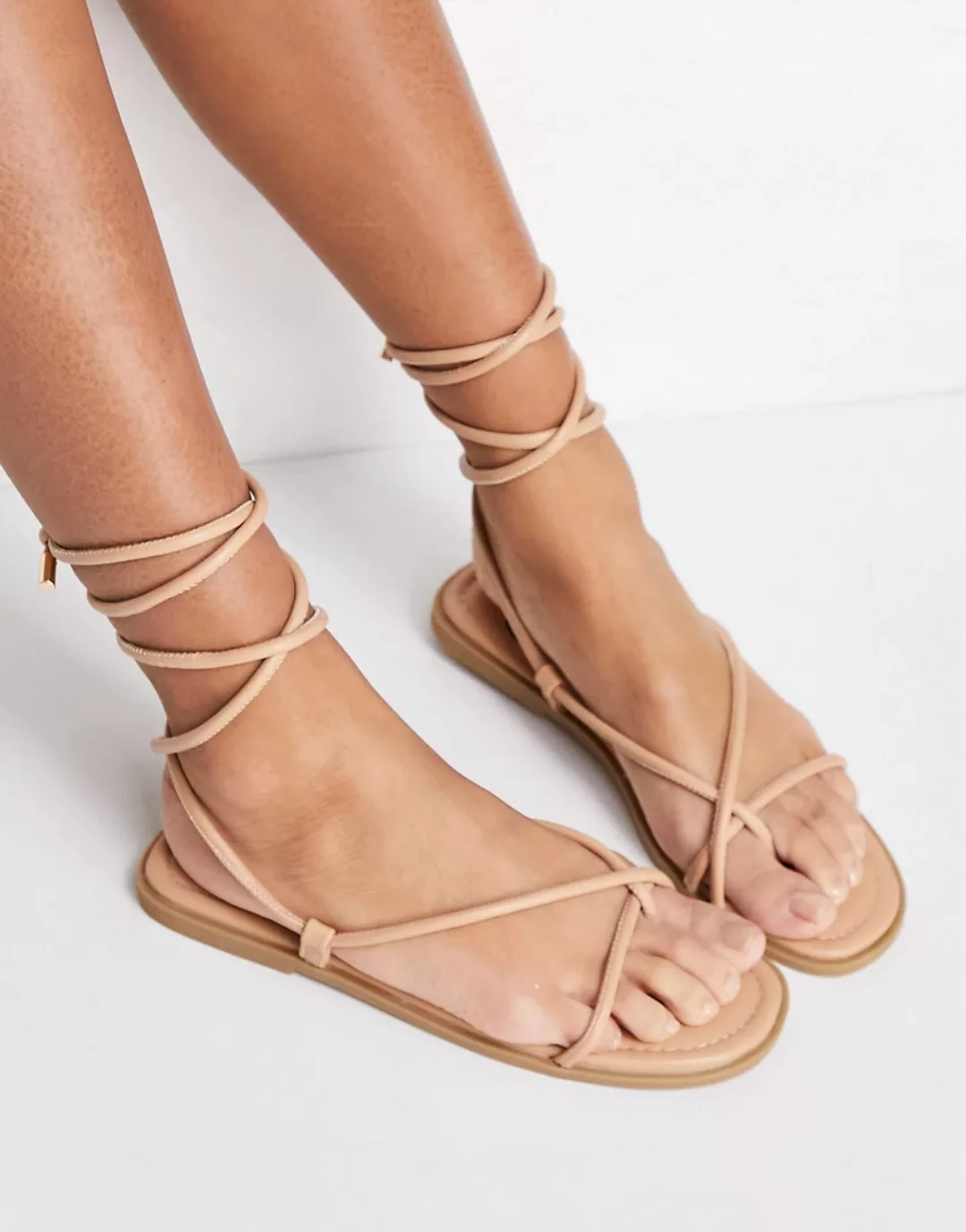 Missguided – Sandalen mit Zehensteg und Schnürung in Sand-Neutral günstig online kaufen