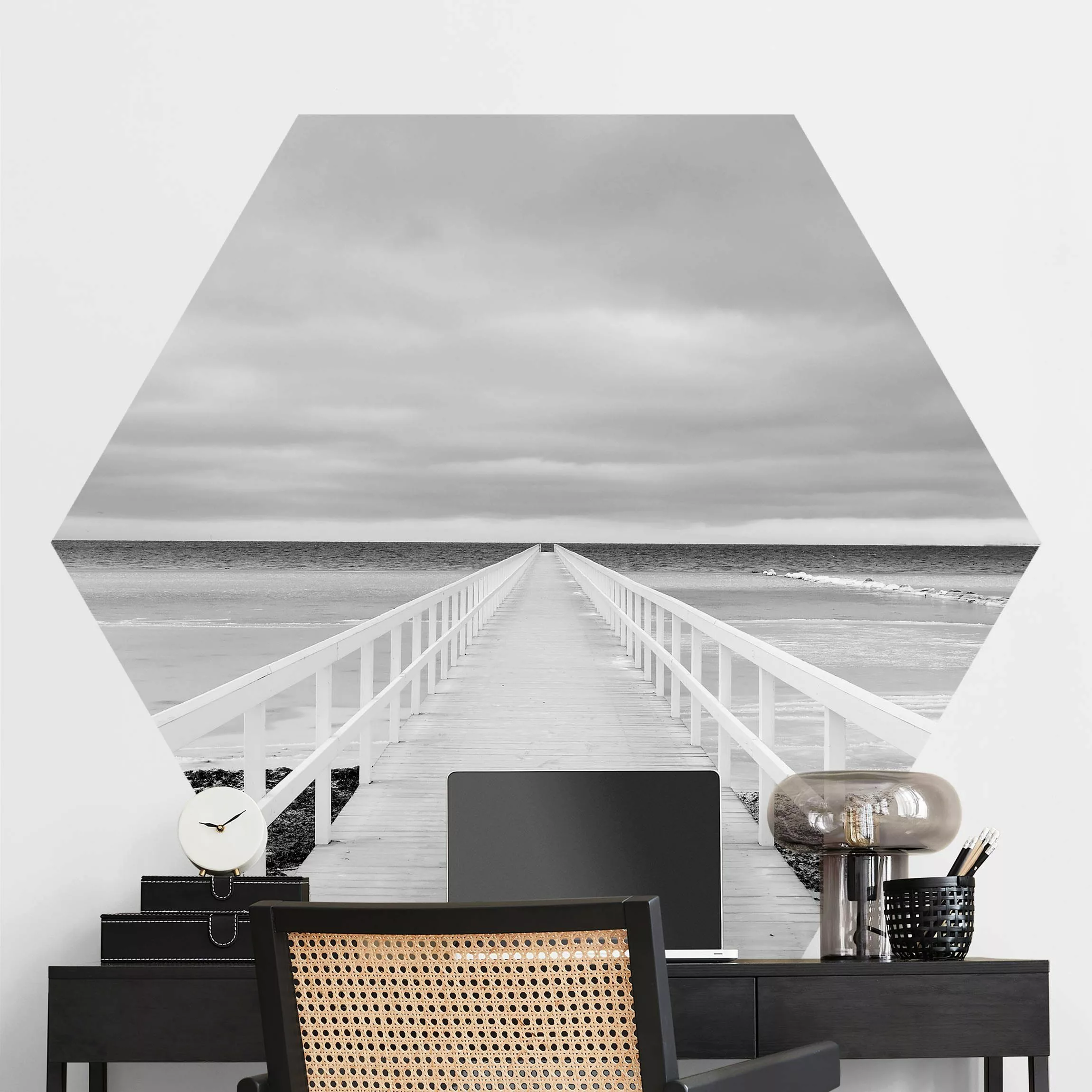 Hexagon Fototapete selbstklebend Brücke in Schweden Schwarz-Weiß günstig online kaufen