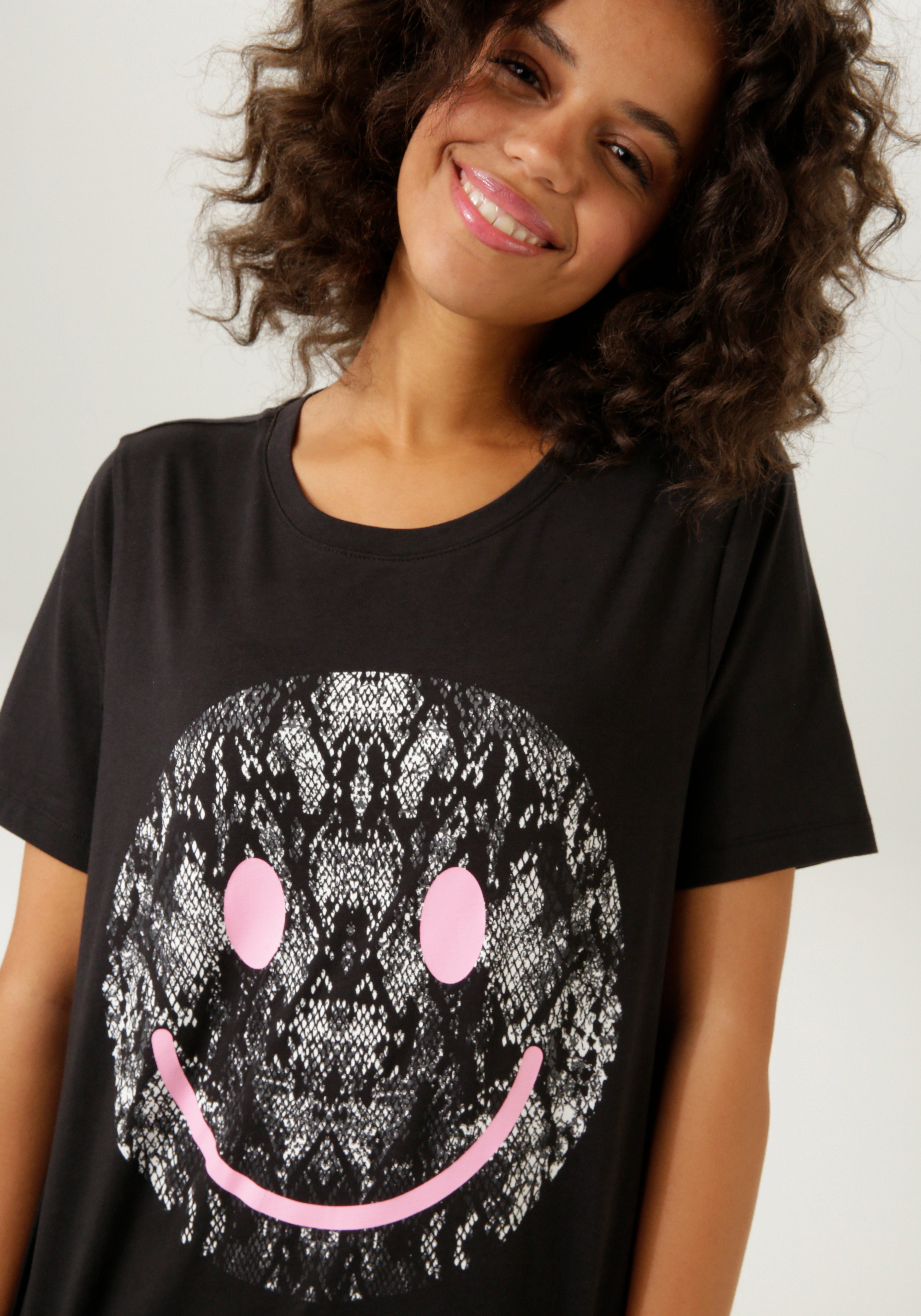 Aniston CASUAL T-Shirt, mit Smiley-Frontprint im Animal-Look günstig online kaufen