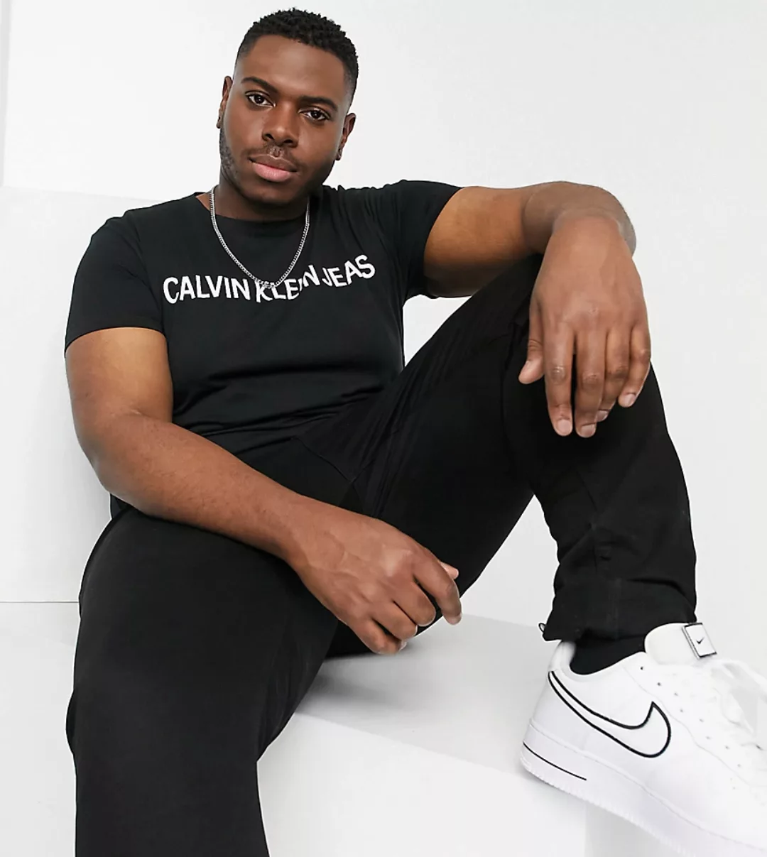 Calvin Klein Jeans – Big & Tall – Schmal geschnittenes T-Shirt mit Markenlo günstig online kaufen