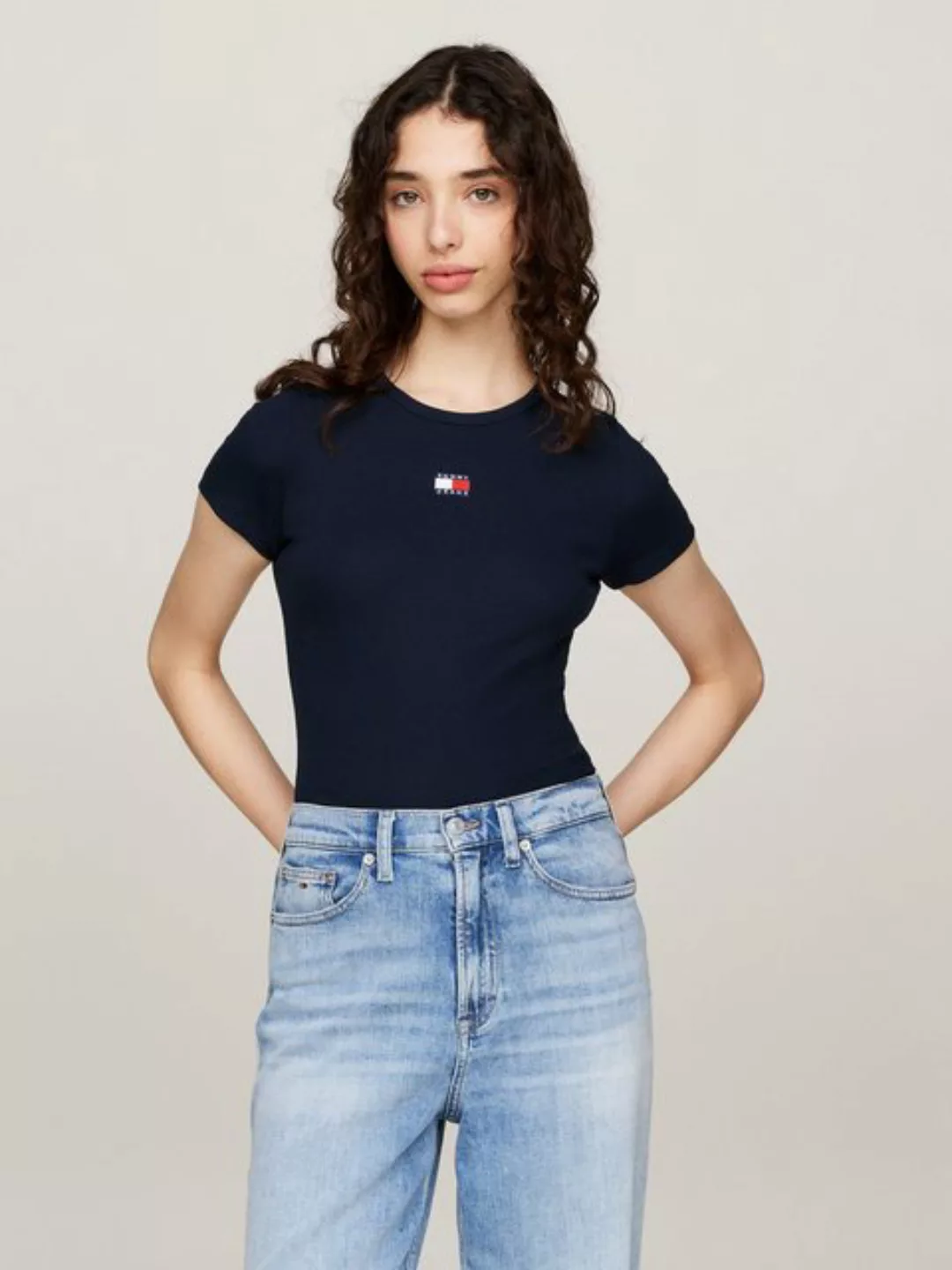 Tommy Jeans Rundhalsshirt TJW SLIM BADGE RIB TEE in Rippoptik, mit Logo-Sti günstig online kaufen