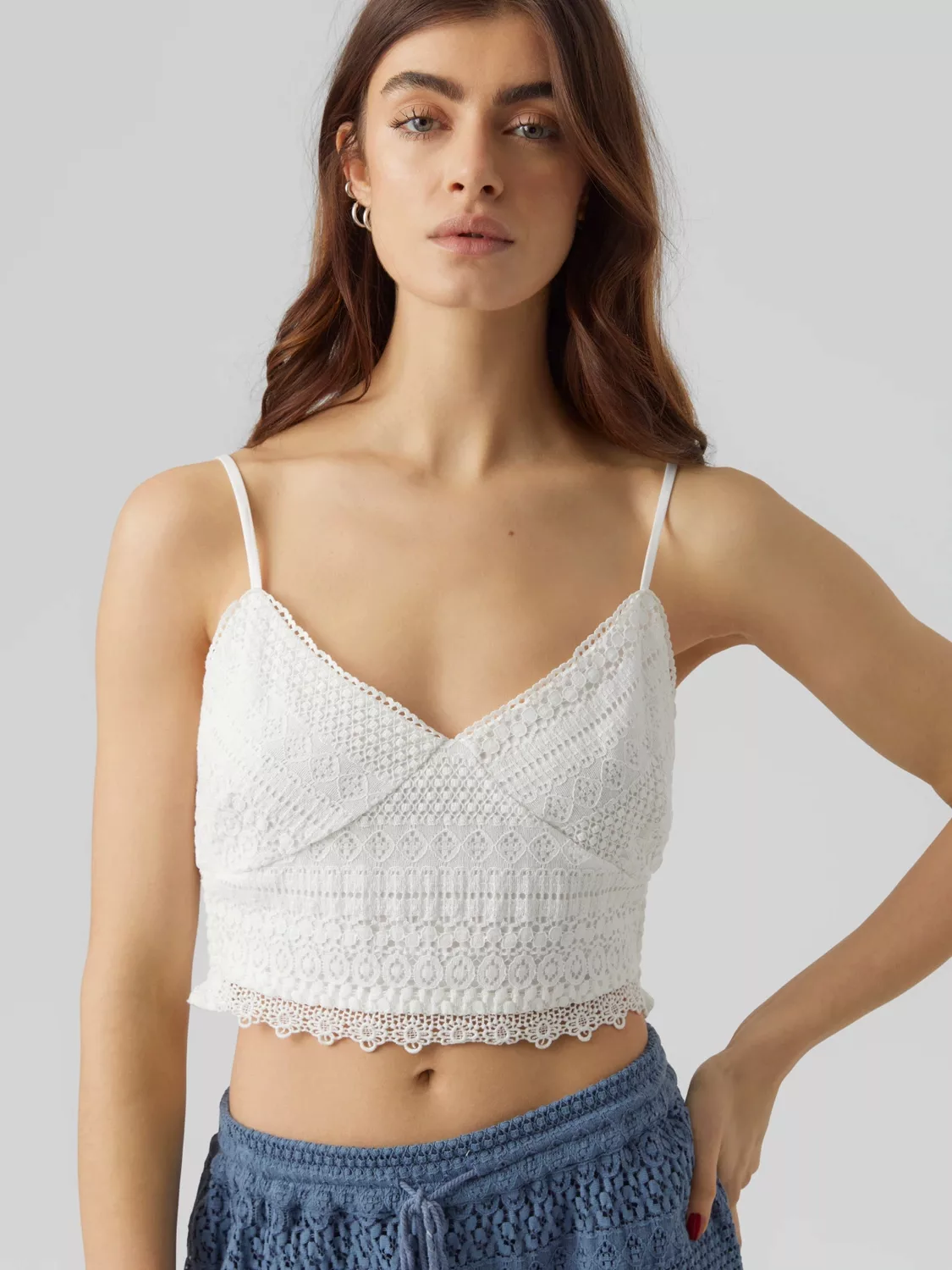 Vero Moda Spaghettitop "VMHONEY LACE V-NECK CROPPED TOP WVN" günstig online kaufen