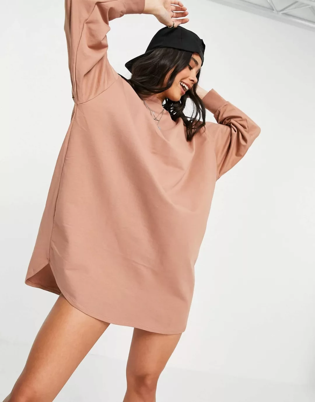 ASOS DESIGN – Oversize-Sweatshirtkleid in Mokka mit gesmokter Rückseite-Bra günstig online kaufen