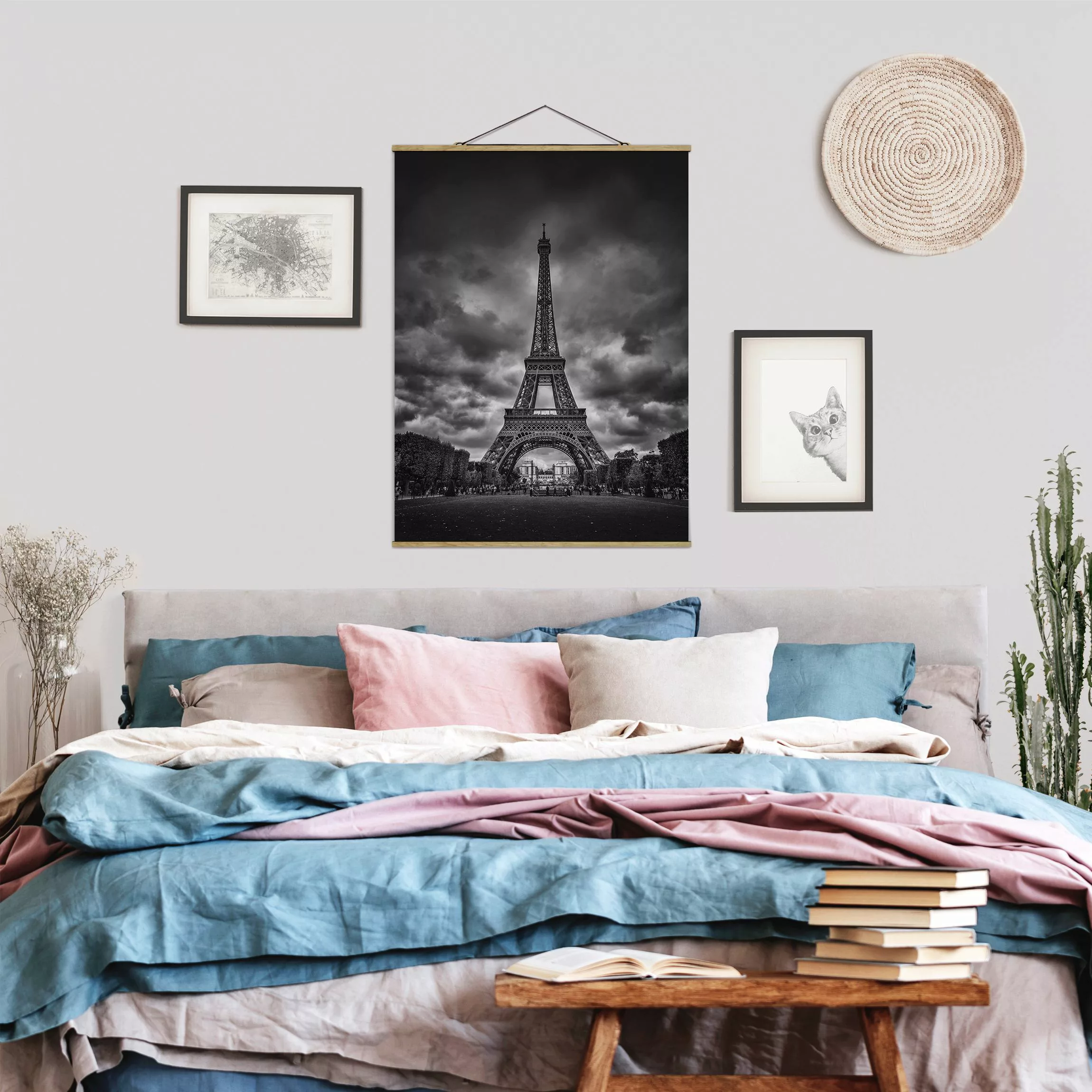 Stoffbild Architektur mit Posterleisten - Hochformat Eiffelturm vor Wolken günstig online kaufen