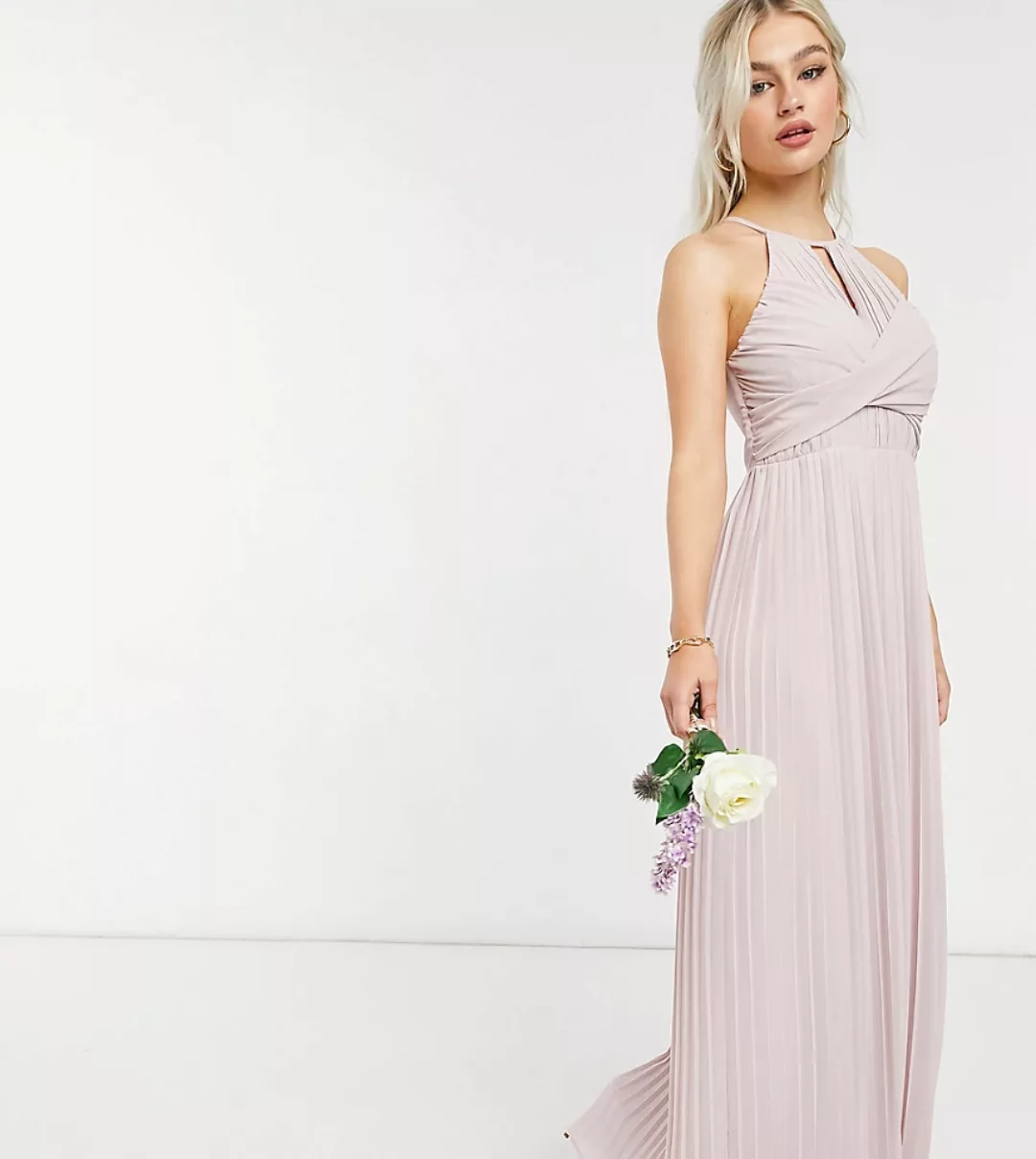 TFNC Petite – Plissiertes Brautjungfern-Maxikleid mit Wickeldetail in Nerzb günstig online kaufen