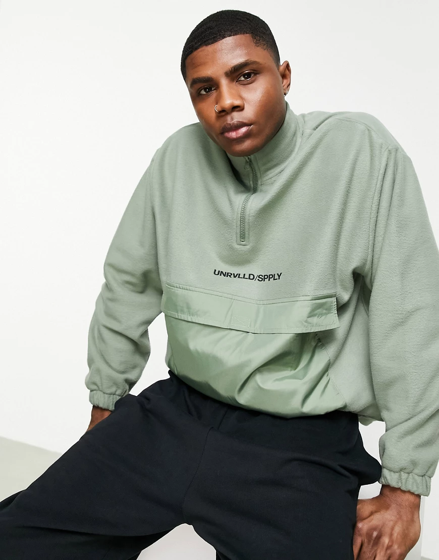 ASOS – Unrvlld Spply – Oversize-Sweatshirt aus Polarfleece in Grün mit Halb günstig online kaufen