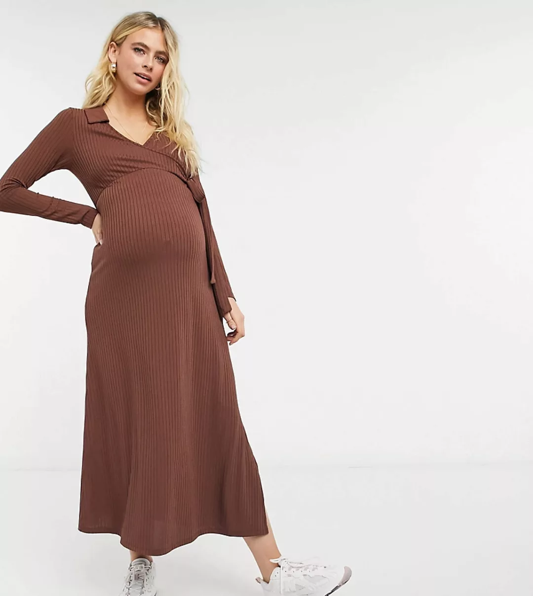 ASOS DESIGN Maternity – Geripptes, langärmliges Maxi-Wickelkleid in Schokol günstig online kaufen