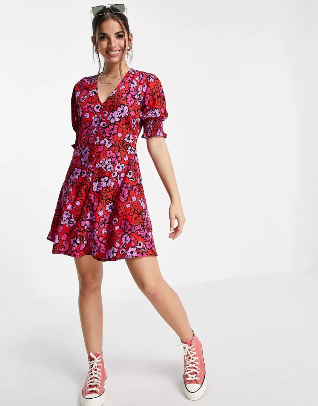 Influence – Mini-Freizeitkleid mit Blumenprint in Rot-Mehrfarbig günstig online kaufen