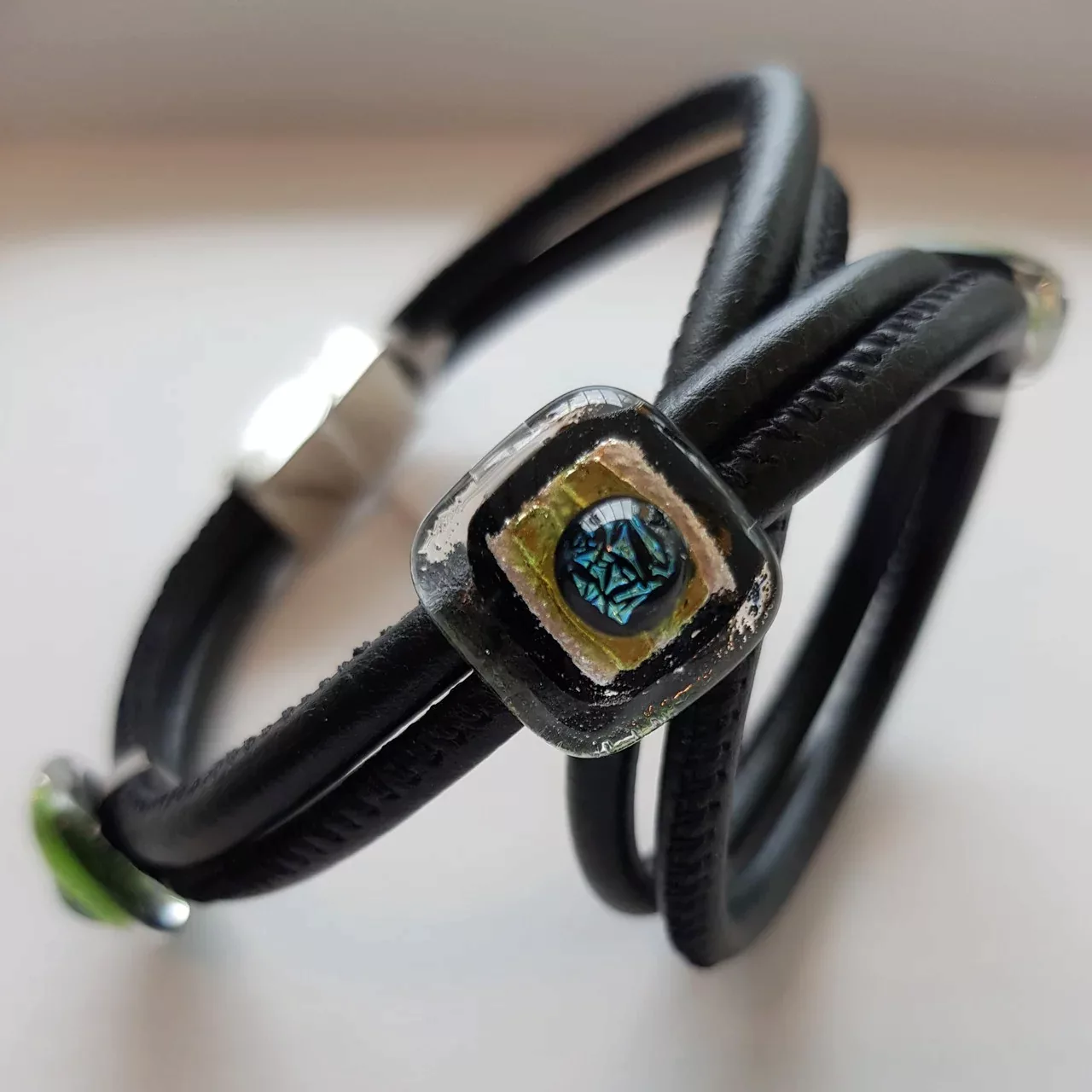 Lederarmband mit 3 Glassteinen Green Dot Fusing günstig online kaufen