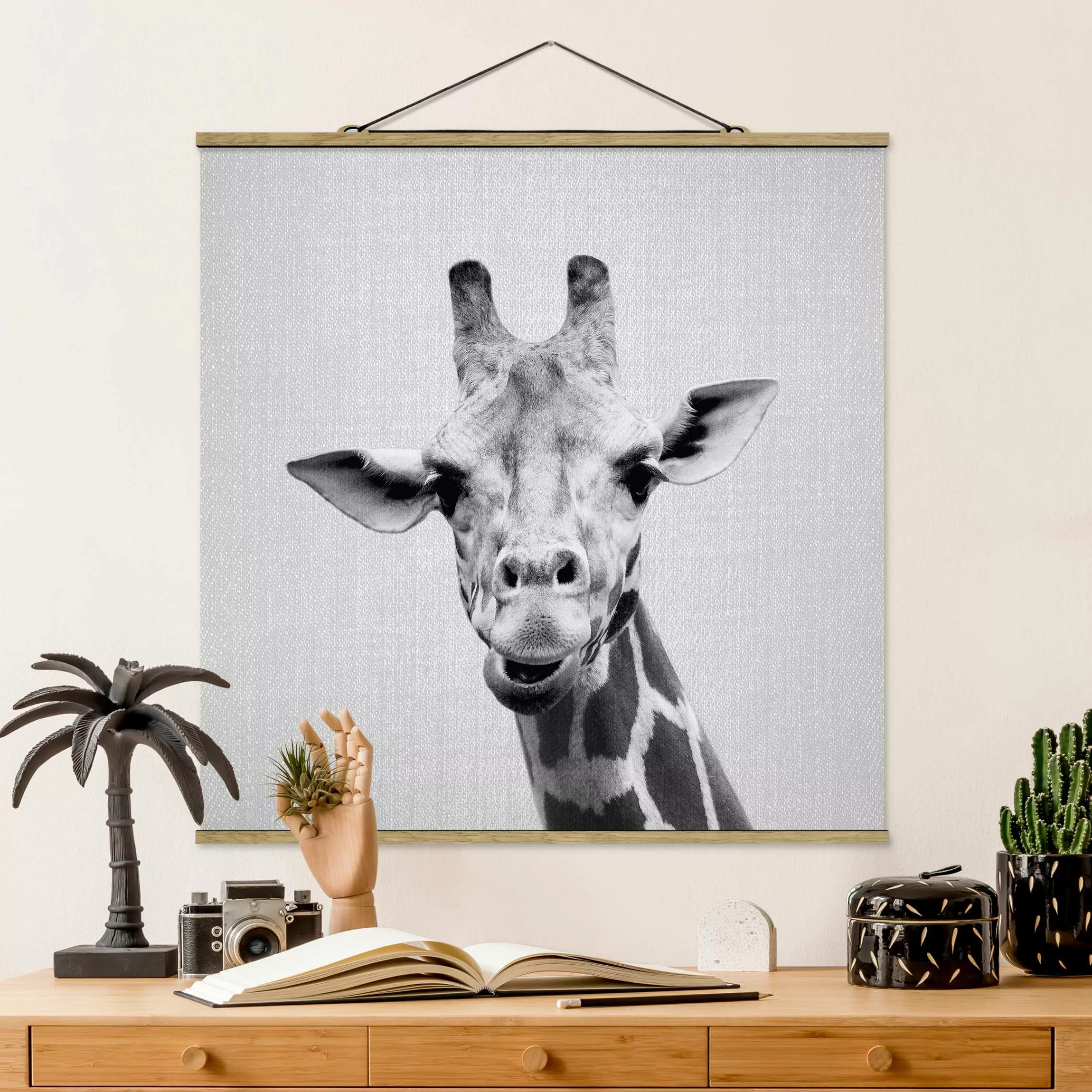 Stoffbild mit Posterleisten Giraffe Gundel Schwarz Weiß günstig online kaufen