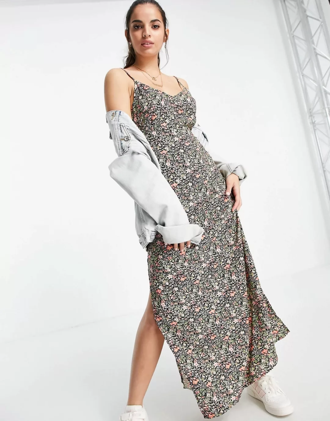 Miss Selfridge – Maxi-Trägerkleid in Schwarz mit Knopfdetail und Blumenmust günstig online kaufen
