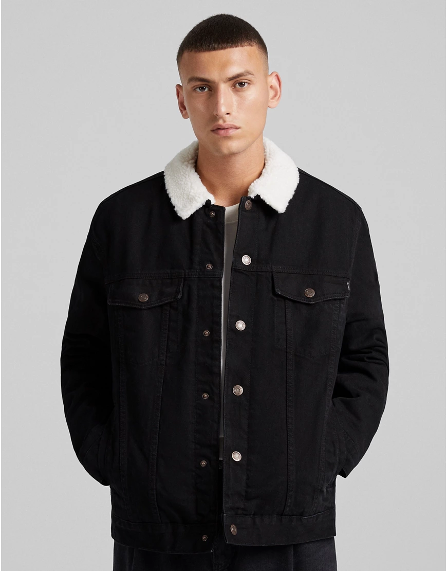 Bershka – Trucker-Jeansjacke in Schwarz mit Teddykragen günstig online kaufen