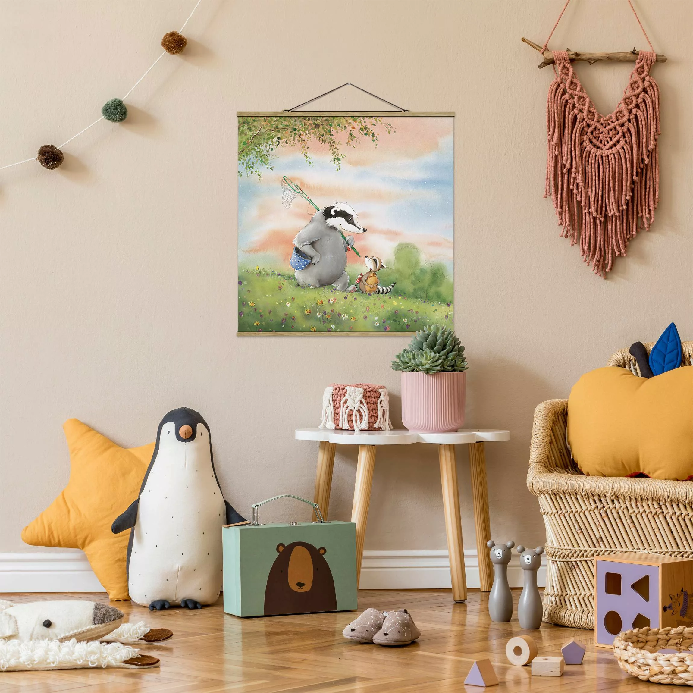 Stoffbild Kinderzimmer mit Posterleisten - Quadrat Wassili Waschbär - Wassi günstig online kaufen