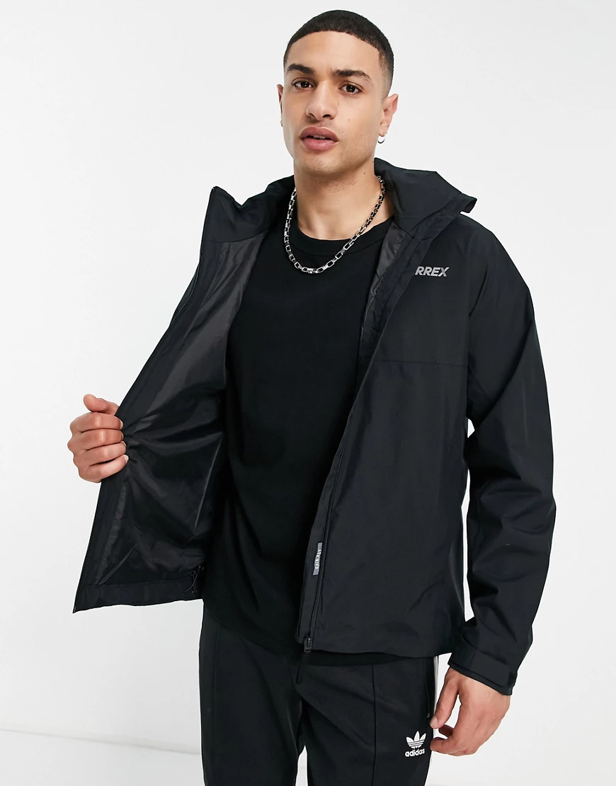 adidas – Terrex Multi RAIN.RDY Primegreen – Zweilagige Jacke in Schwarz mit günstig online kaufen