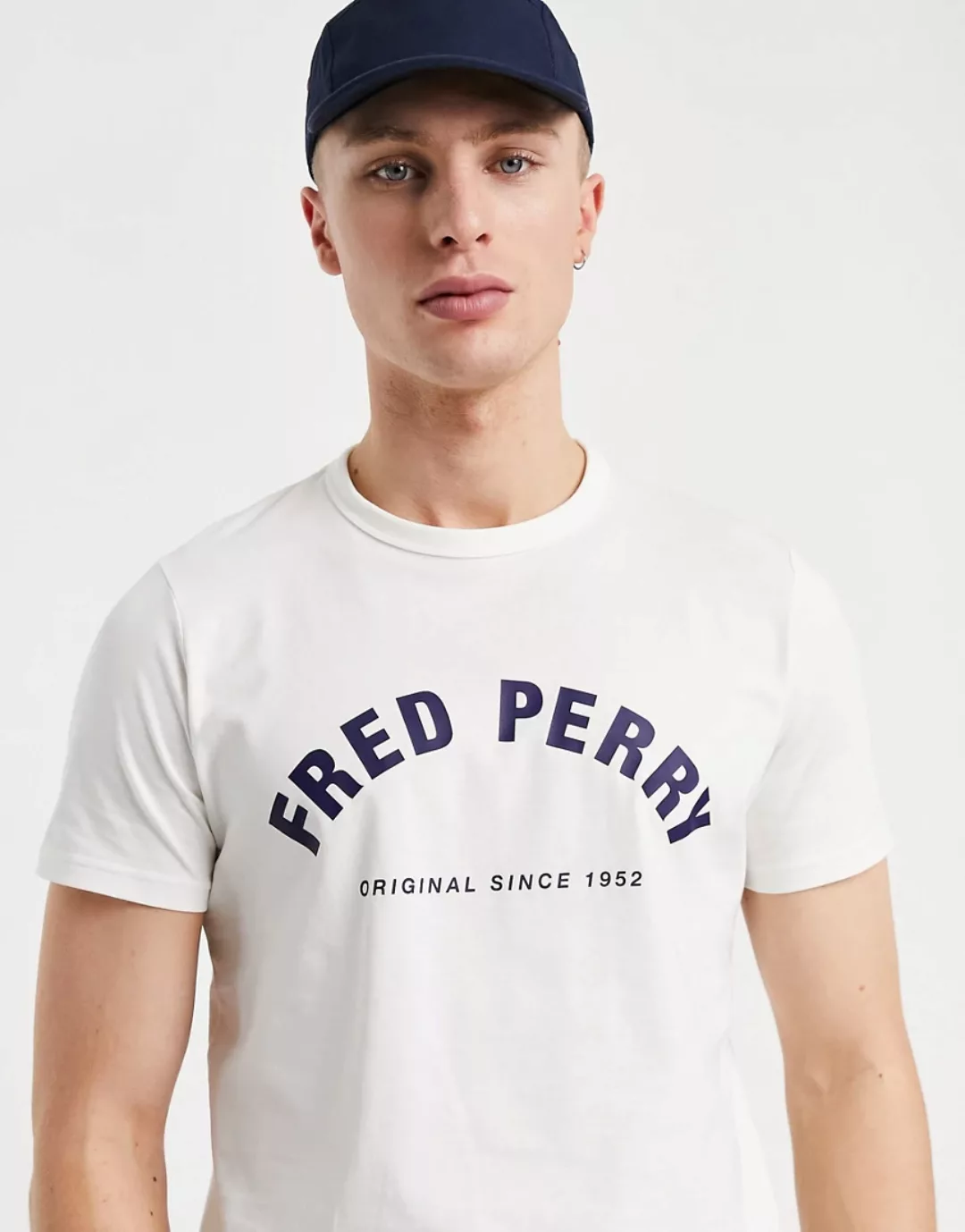 Fred Perry – Arch – T-Shirt in Weiß mit Logo günstig online kaufen