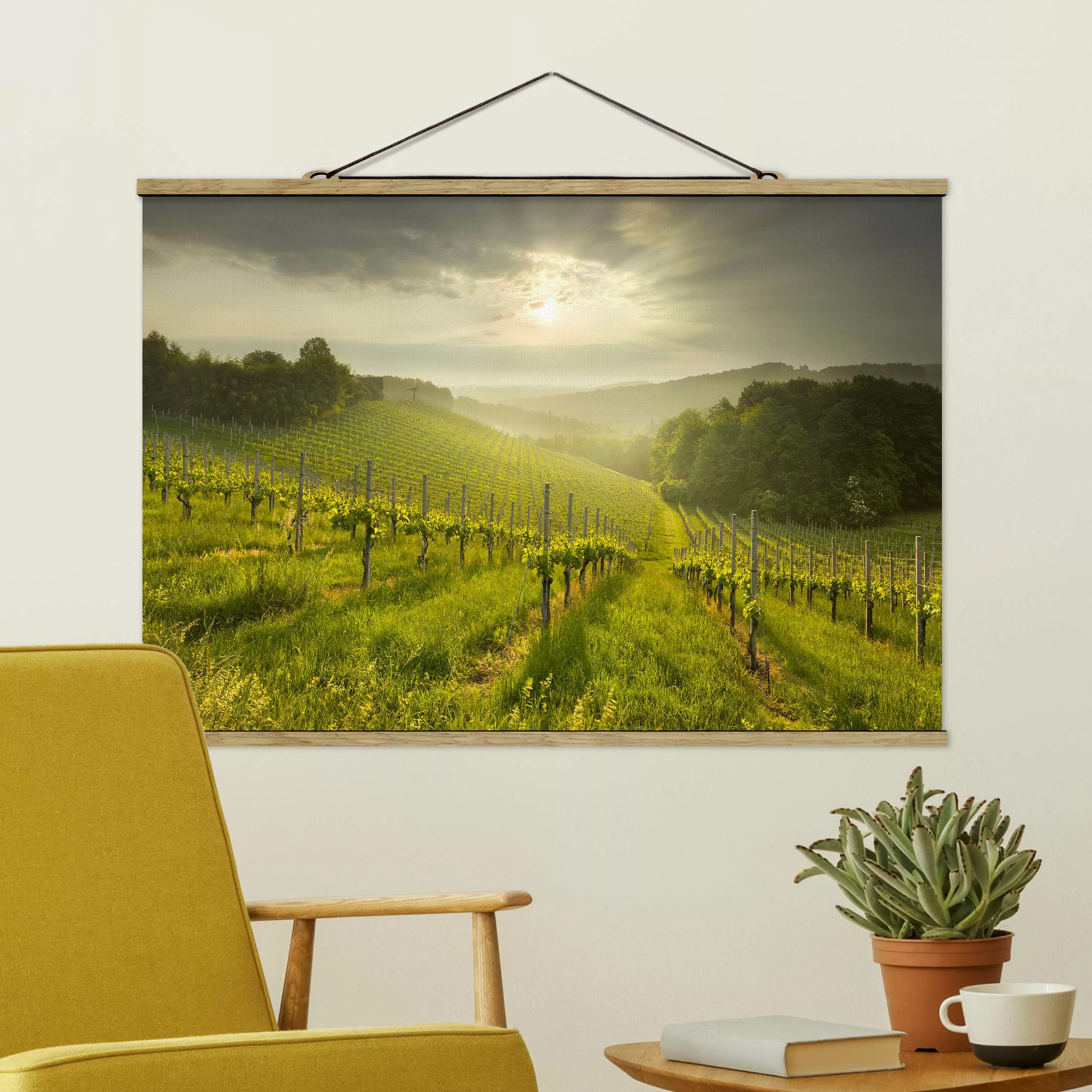 Stoffbild Landschaft mit Posterleisten - Querformat Sonnenstrahlen Weinberg günstig online kaufen