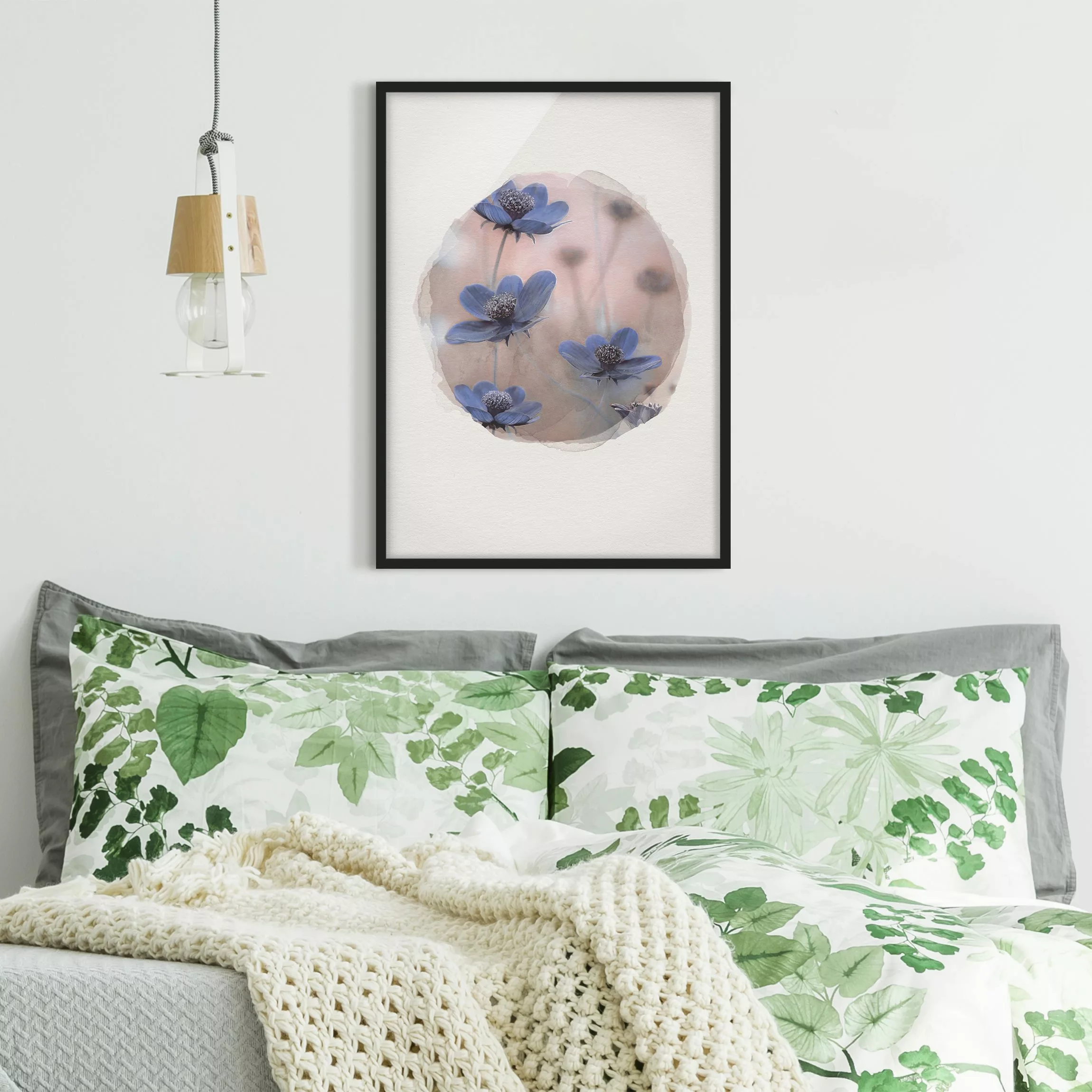 Bild mit Rahmen Blumen - Hochformat Wasserfarben - Blaue Kosmeen günstig online kaufen