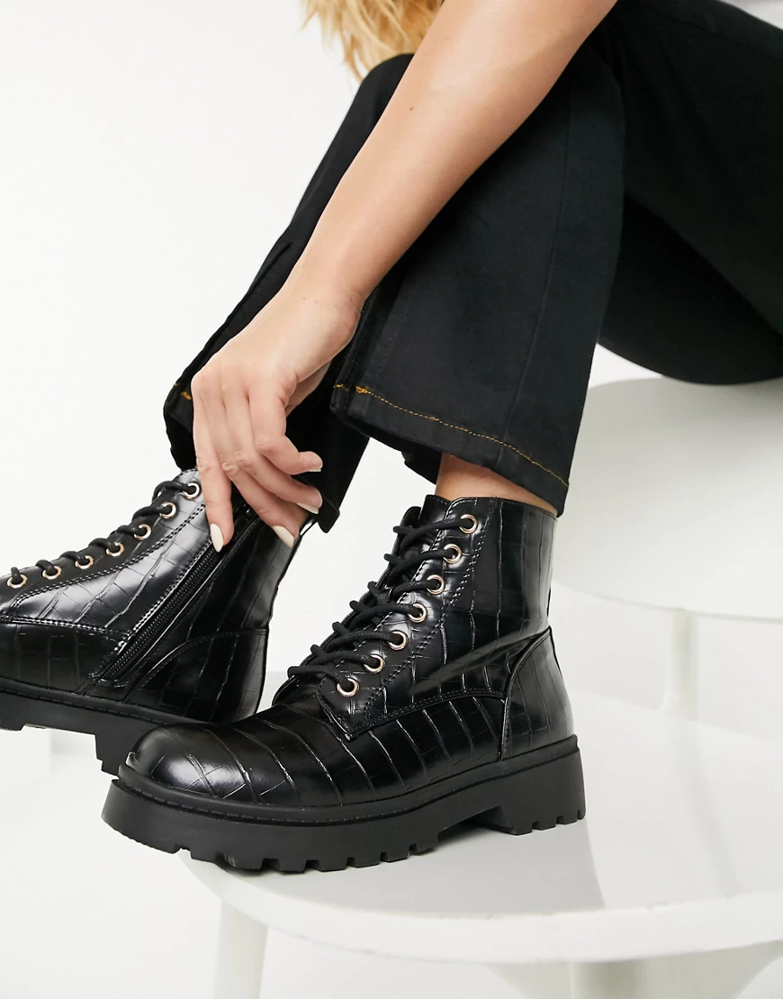 New Look – Robuste, flache Ankle-Boots mit Schnürung in Kroko-Schwarz günstig online kaufen