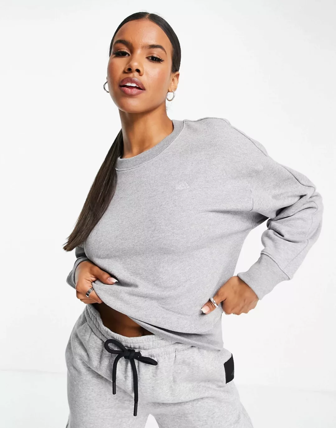 adidas Training – Lounge-Sweatshirt in Grau mit BOS-Logo günstig online kaufen