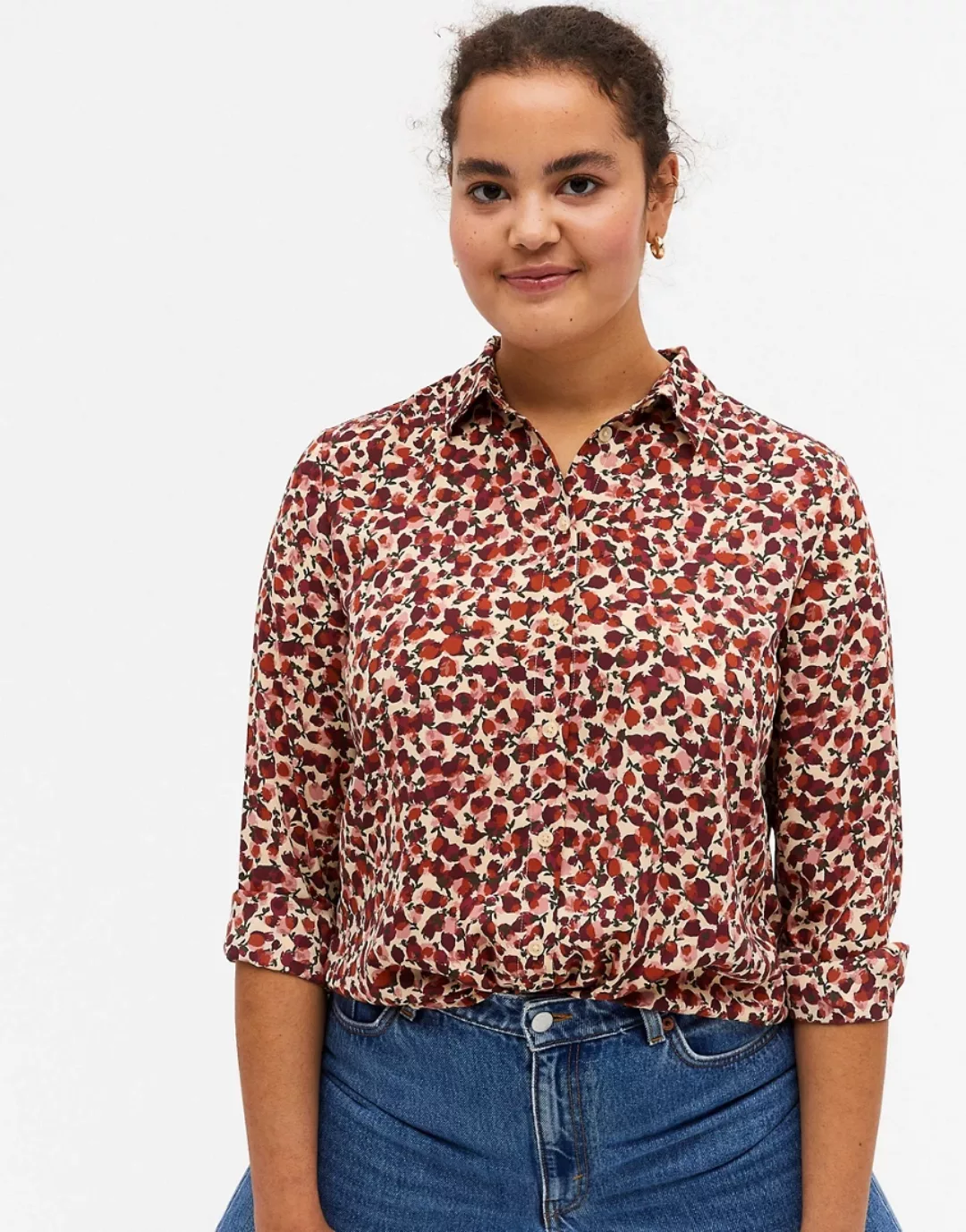 Monki – Assa – Bluse aus recycelten Materialien mit mehrfarbigem Blumenmust günstig online kaufen