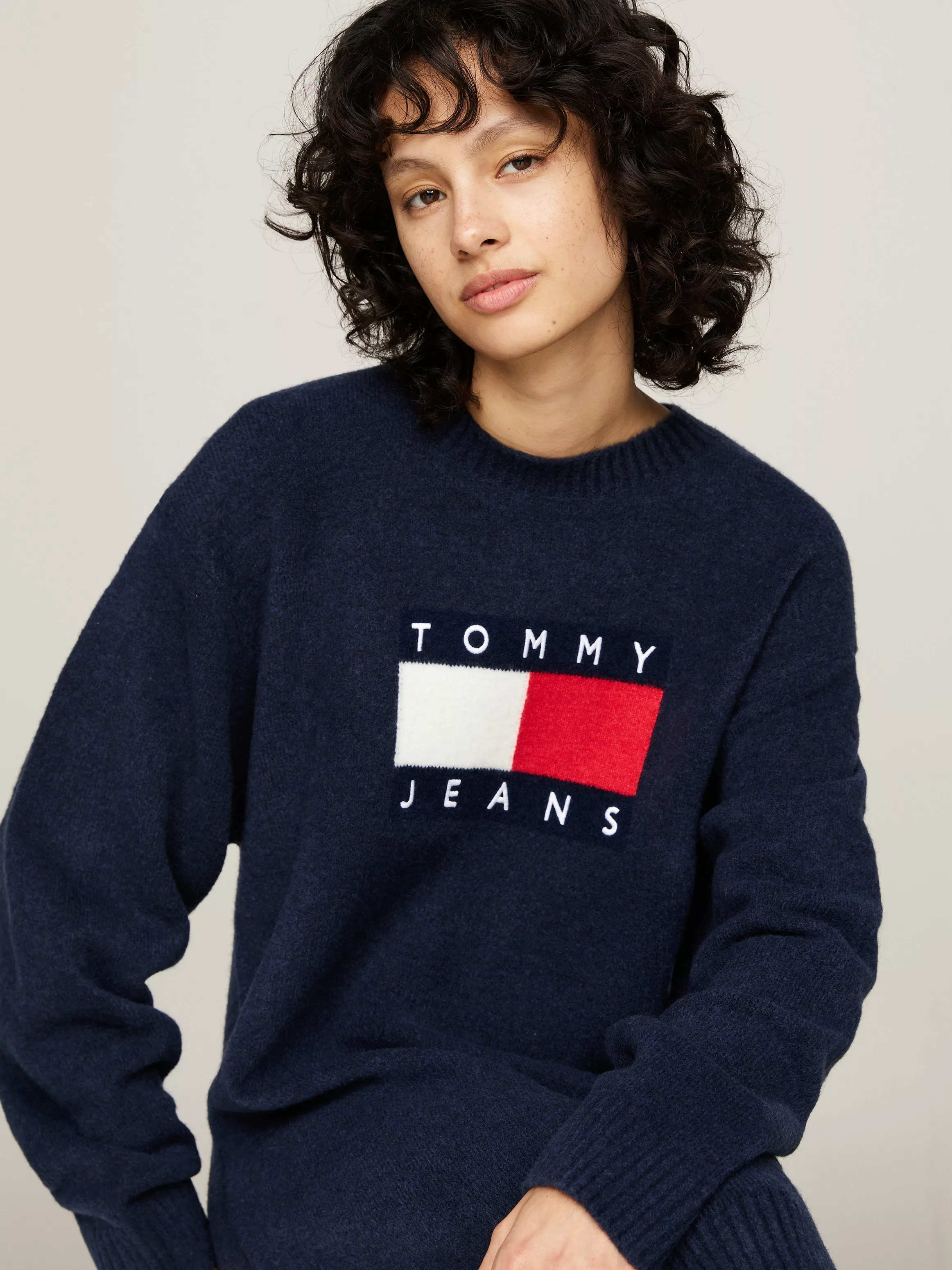 Tommy Jeans Strickkleid TJW MLNGE FLAG SWEATER DRESS EXT mit Logo-Flag günstig online kaufen