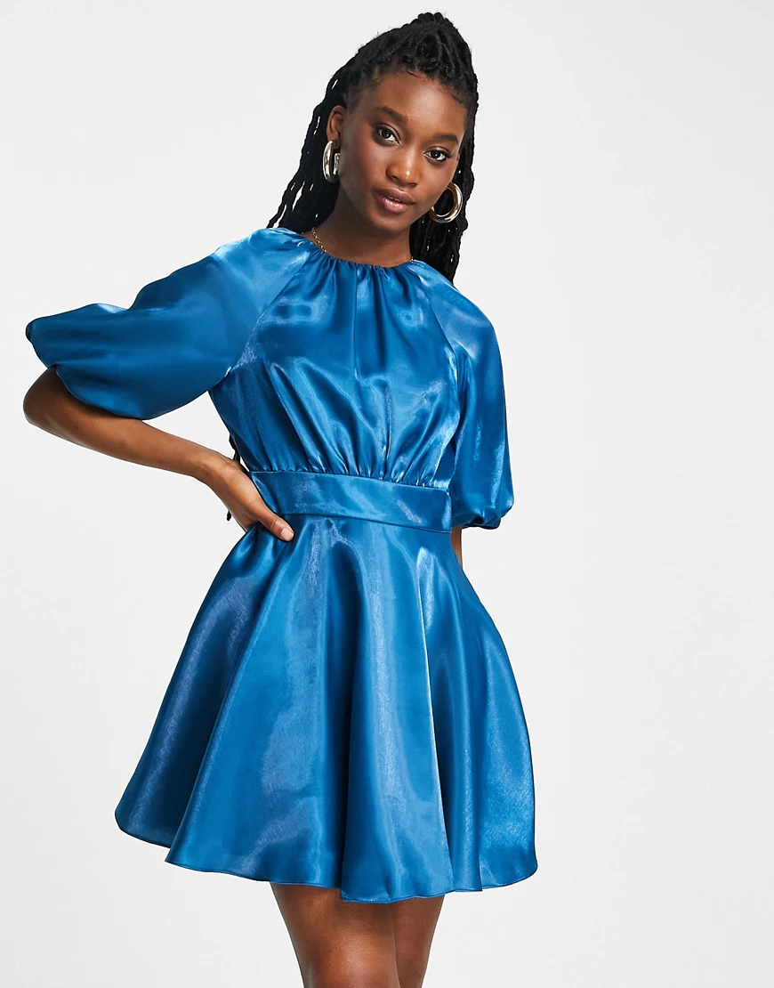 Forever New – Minikleid aus Satin mit Schleife hinten in Blau-Grün günstig online kaufen