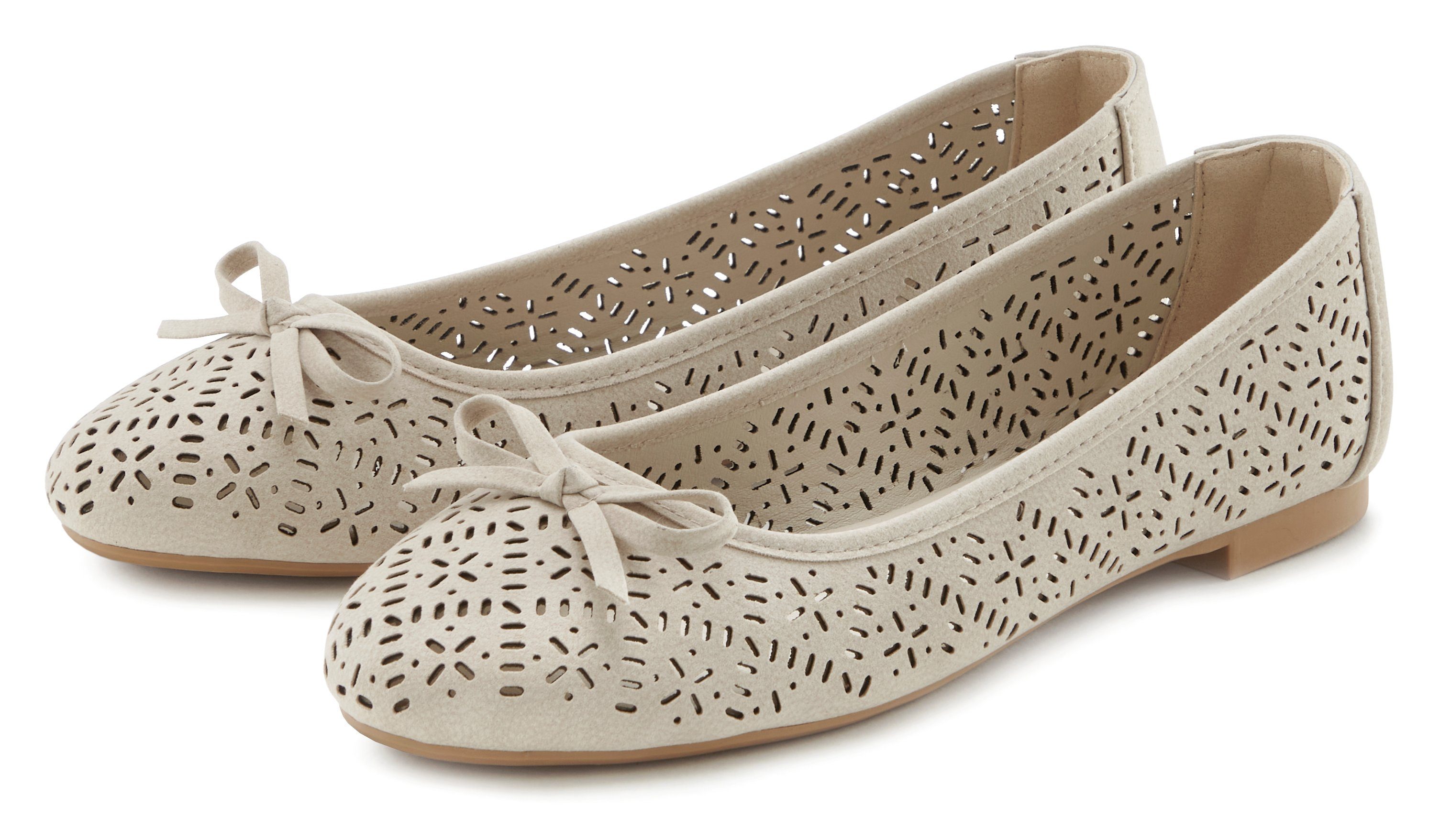 LASCANA Ballerina, Freizeitschuh, Slipper, Halbschuh mit kleinen Cut-Outs V günstig online kaufen