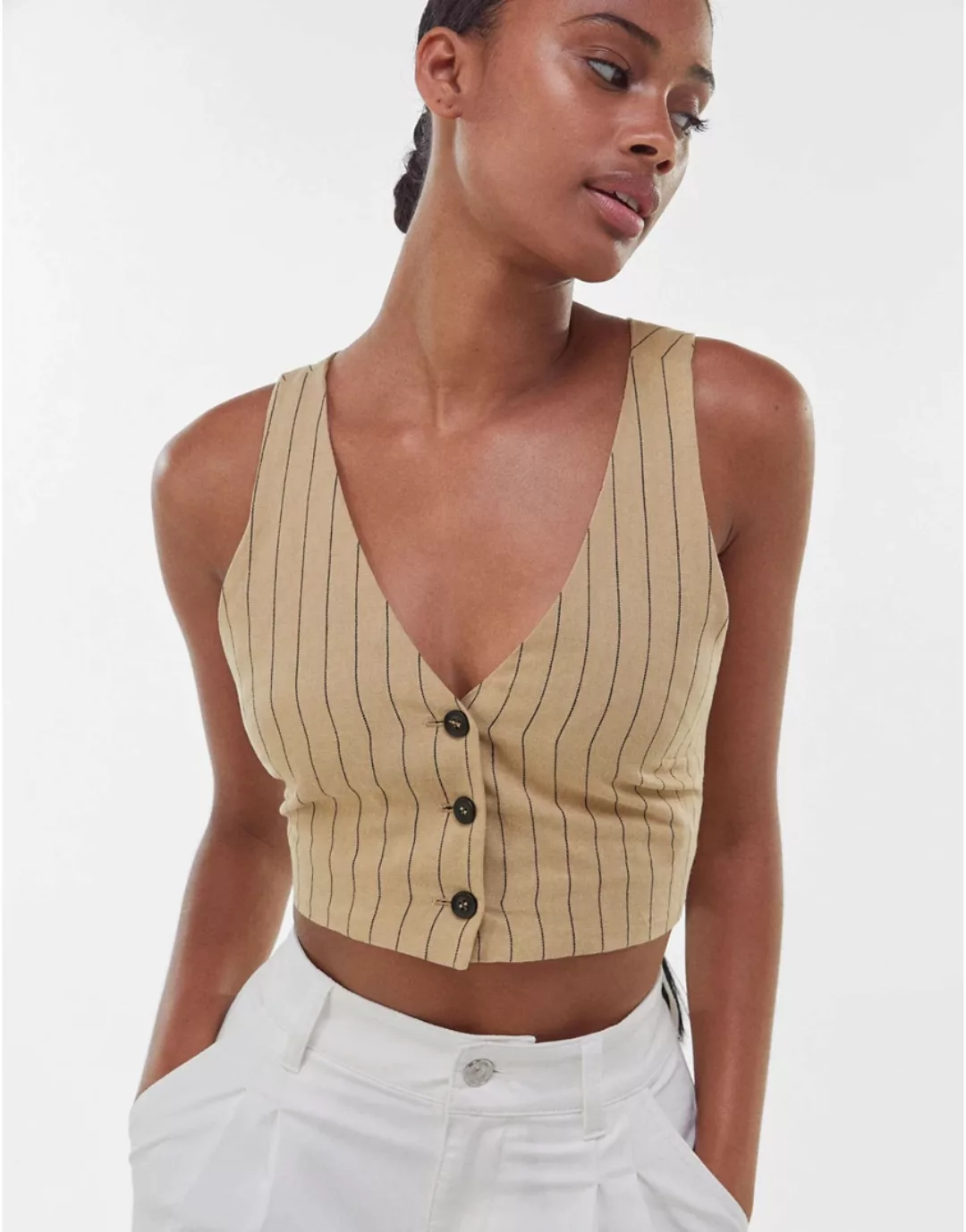 Bershka – Kurze, elegante Weste mit Nadelstreifen in Beige, Kombiteil-Neutr günstig online kaufen