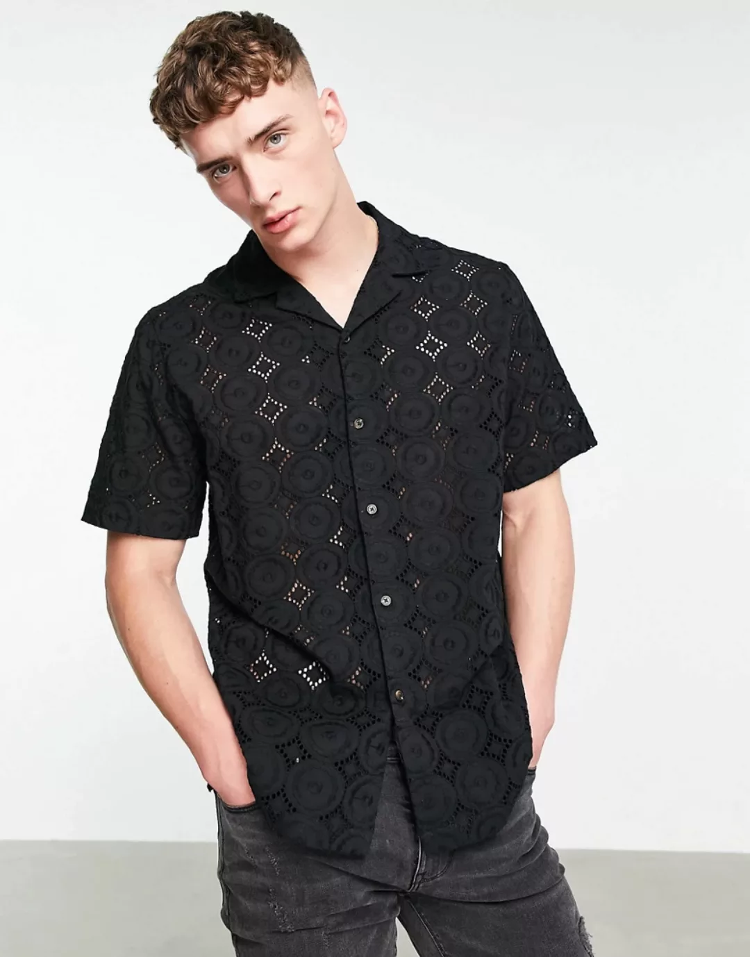 ASOS DESIGN – Lockeres Hemd mit Lochstickerei und Reverskragen in Schwarz günstig online kaufen