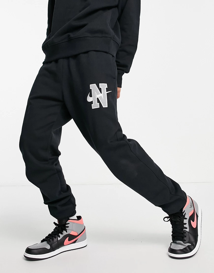 Nike – Schwere Jogginghose in Schwarz mit Retro-Logo und Bündchen günstig online kaufen