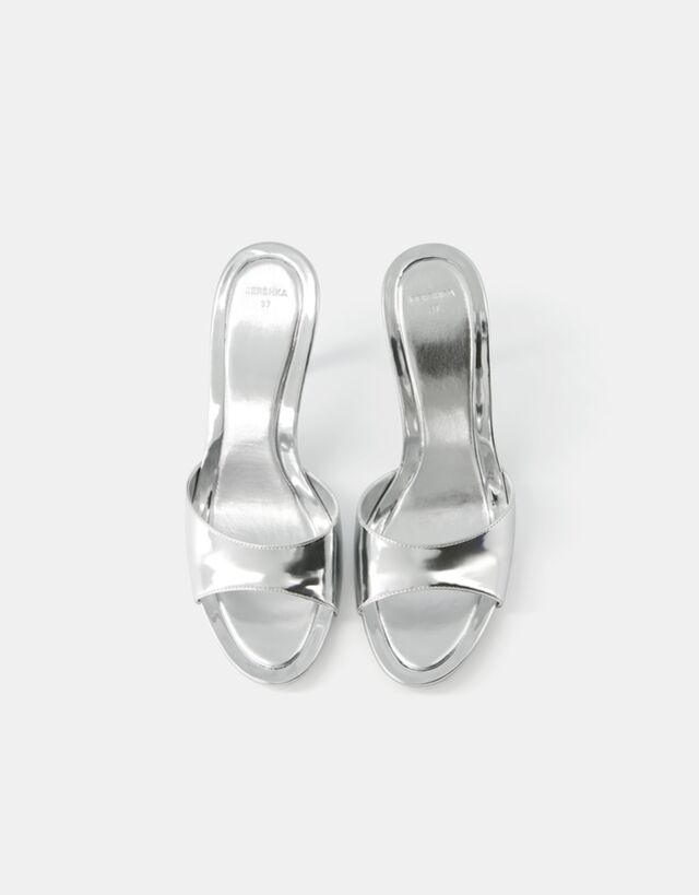 Bershka Sandale Mit Metallic-Absatz Damen 35 Silber günstig online kaufen