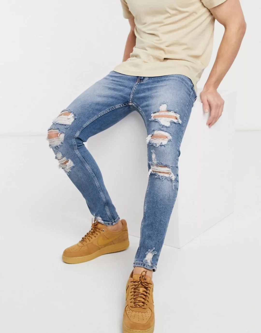Bershka – Extrem enge, mittelblaue Jeans mit Rissen günstig online kaufen