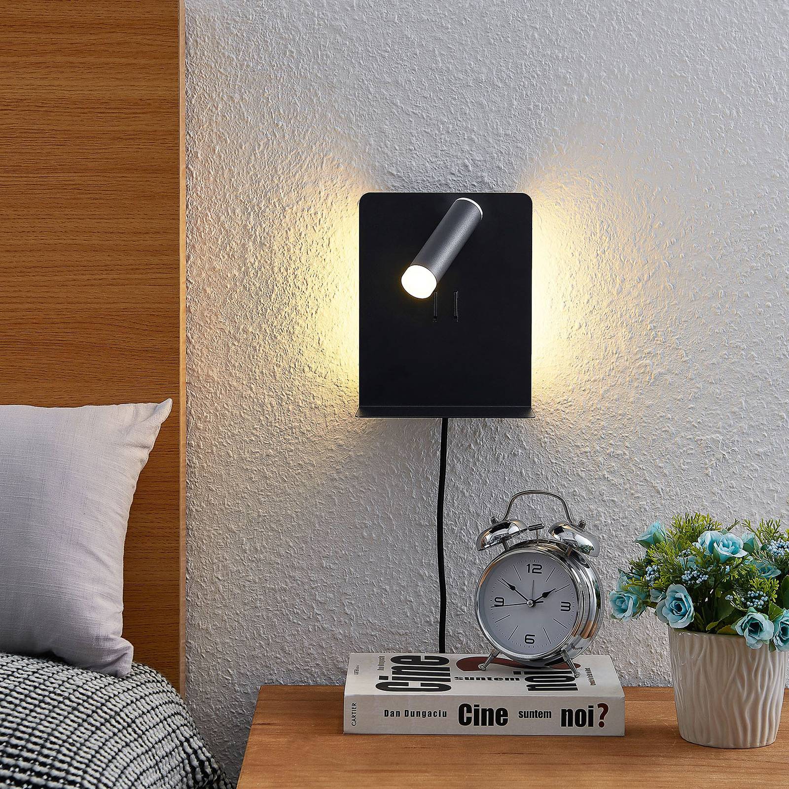 Lucande LED-Wandspot Zavi, schwarz, Stecker, Ablage, USB günstig online kaufen
