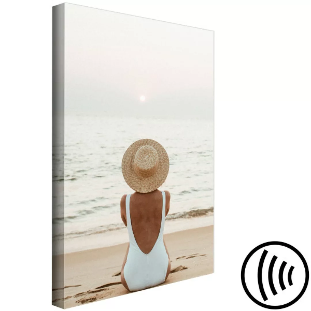Bild auf Leinwand Frau im Hut am Strand - Meereslandschaft mit Sonnenunterg günstig online kaufen