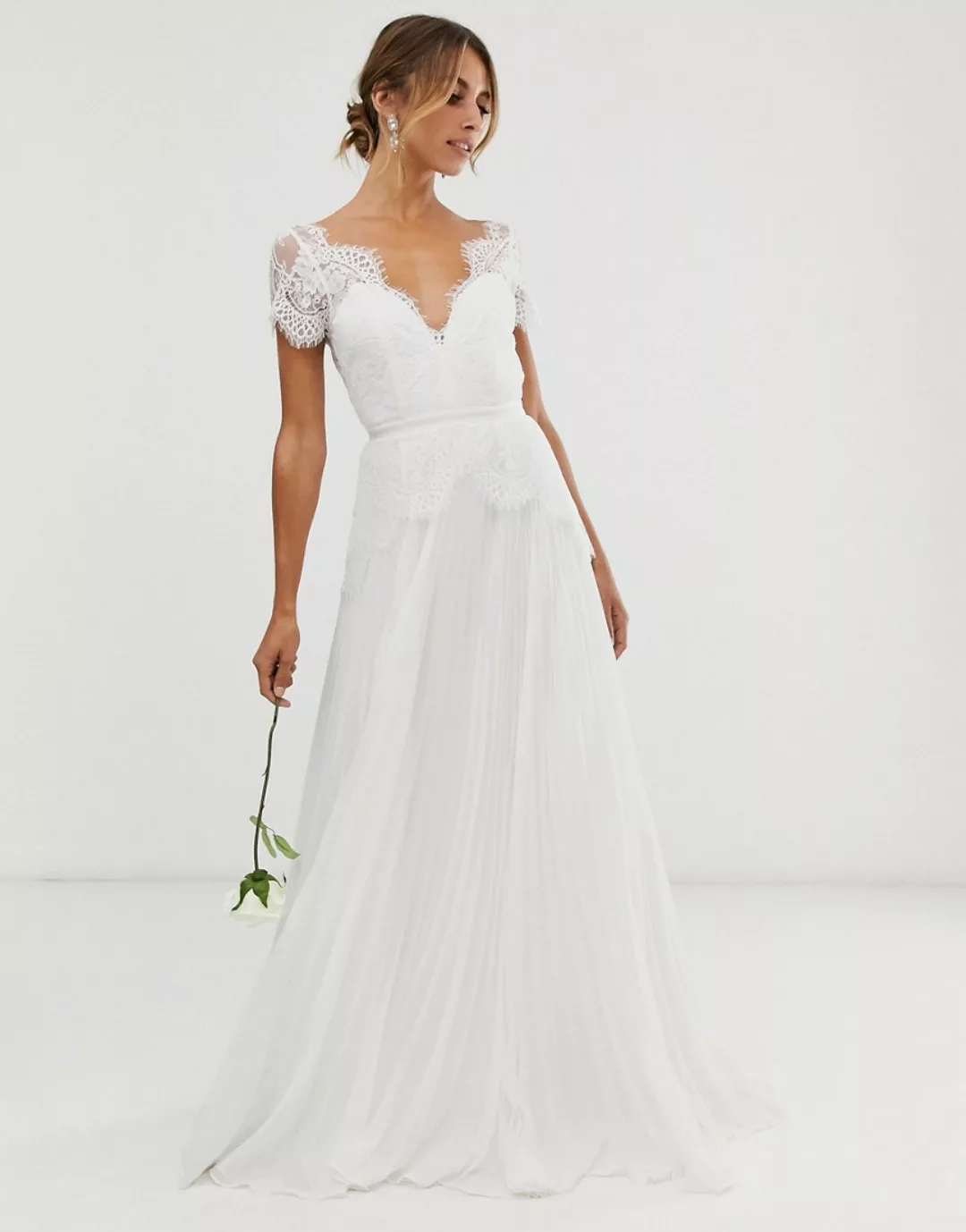 ASOS EDITION – Sophia – Brautkleid mit tiefem Ausschnitt, Spitze und plissi günstig online kaufen