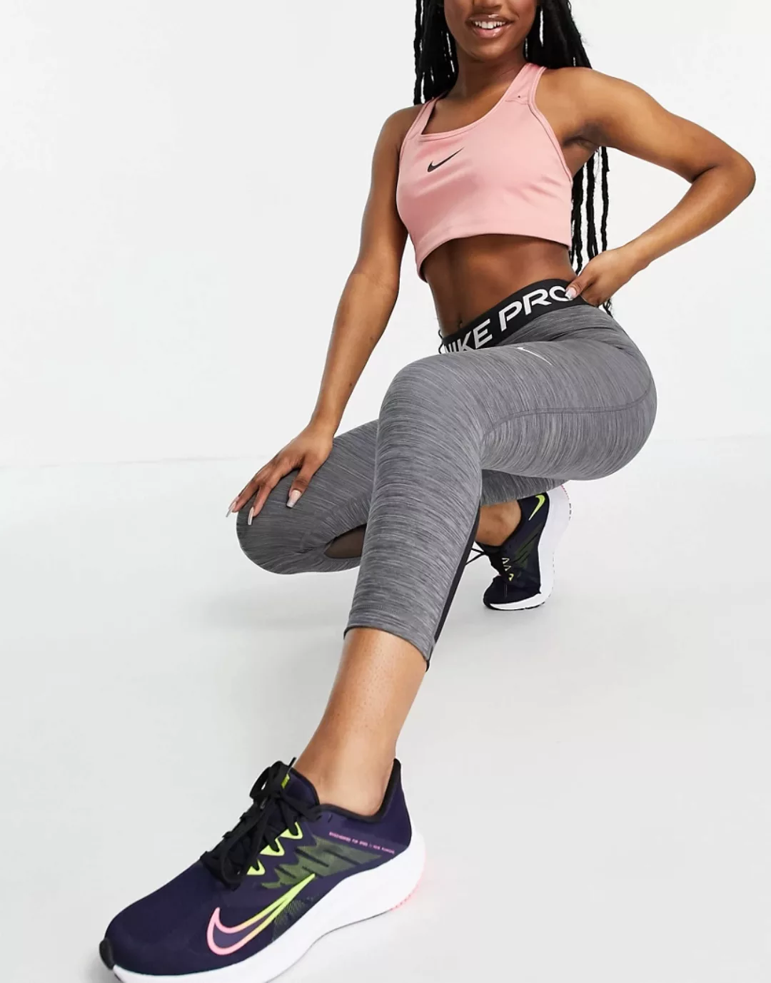 Nike – Pro Training 365 – Leggings mit kurzem Schnitt in Grau-Schwarz günstig online kaufen