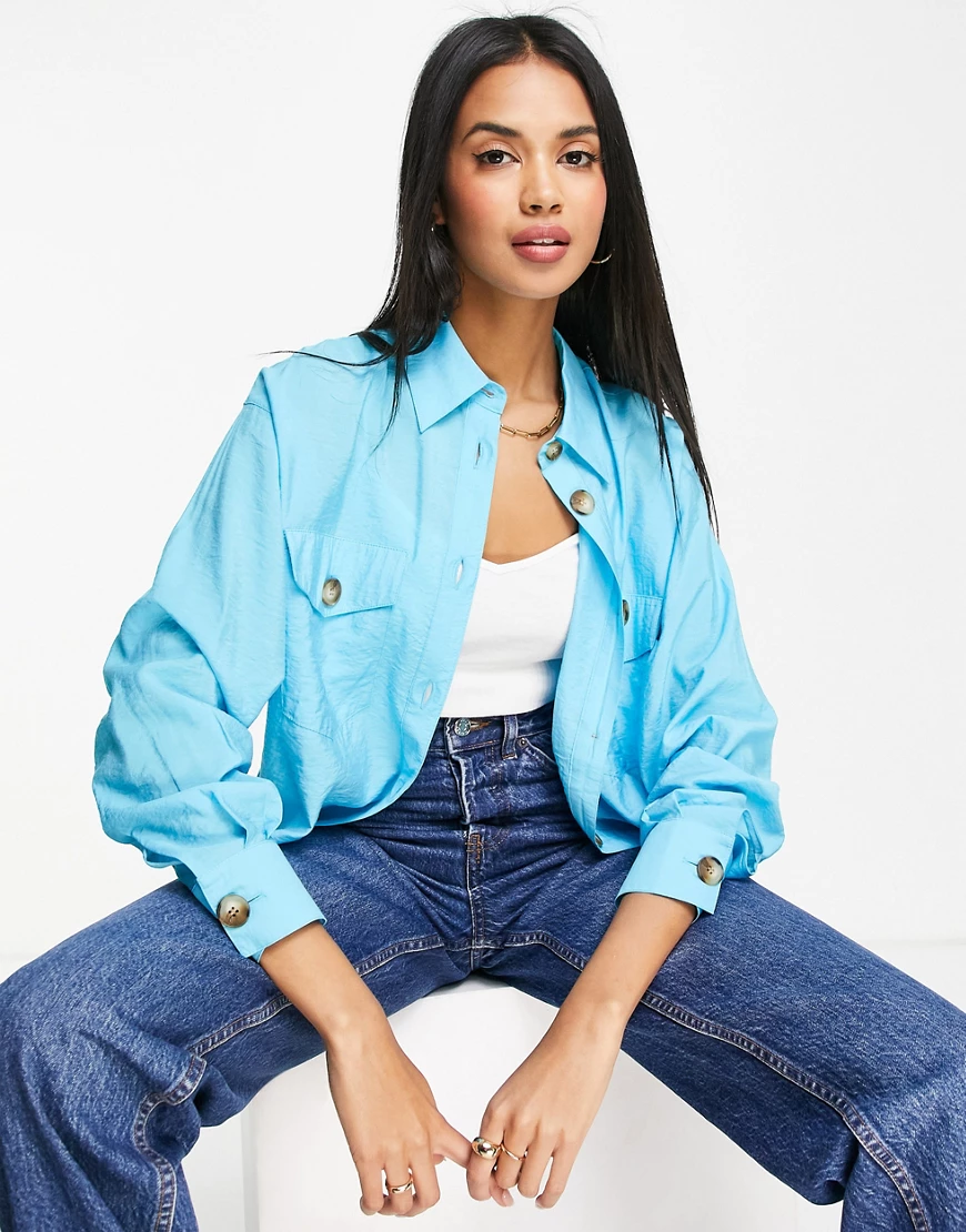 ASOS DESIGN – Hemd in leuchtendem Blau mit abgerundetem Saum, Taschen und H günstig online kaufen