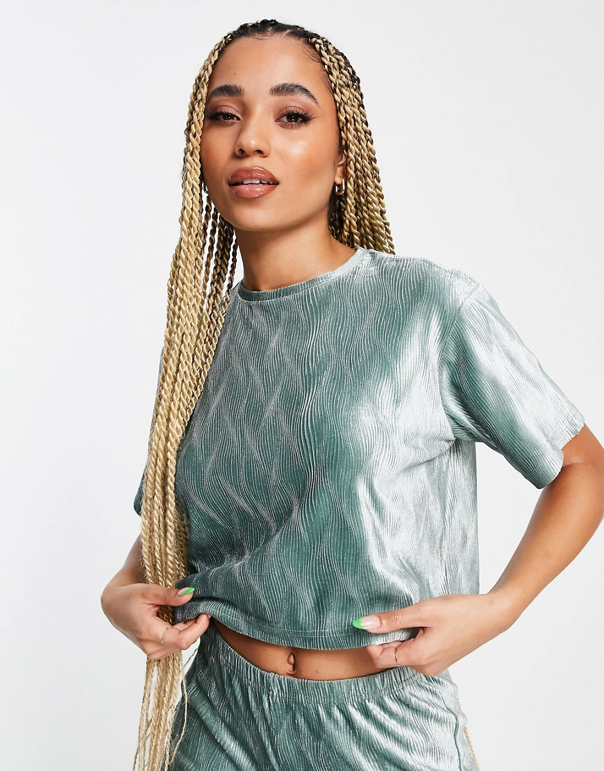 ASOS DESIGN – Mix and Match – Plissiertes T-Shirt aus Velours in Salbeigrün günstig online kaufen