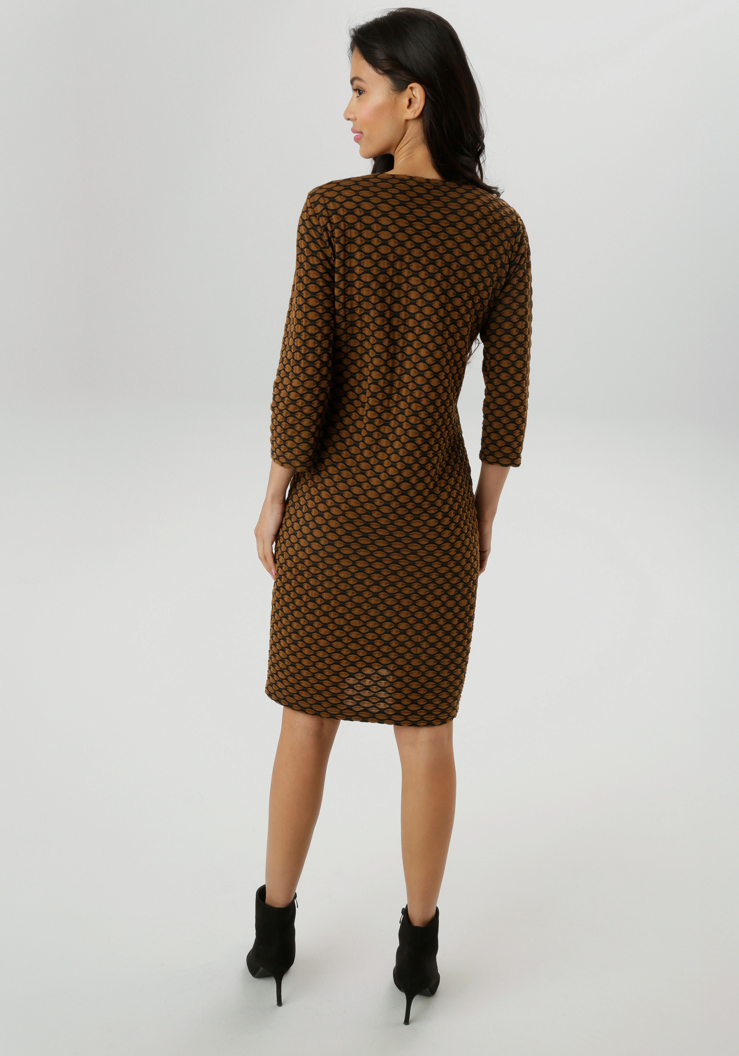 Aniston SELECTED Jerseykleid, mit schöner Oberflächenstruktur und Wellenmus günstig online kaufen