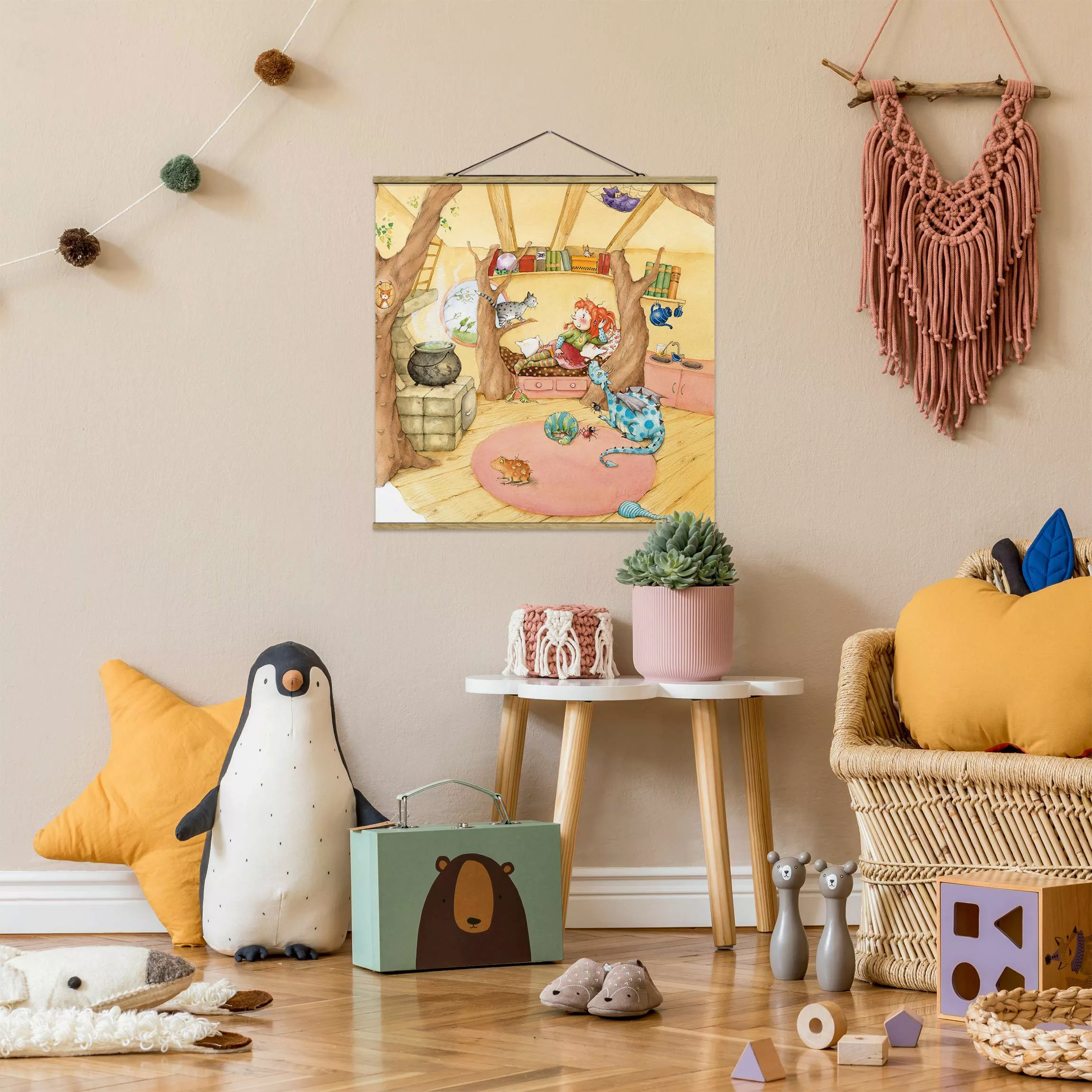 Stoffbild Kinderzimmer mit Posterleisten - Quadrat Frida erzählt vom Hexent günstig online kaufen