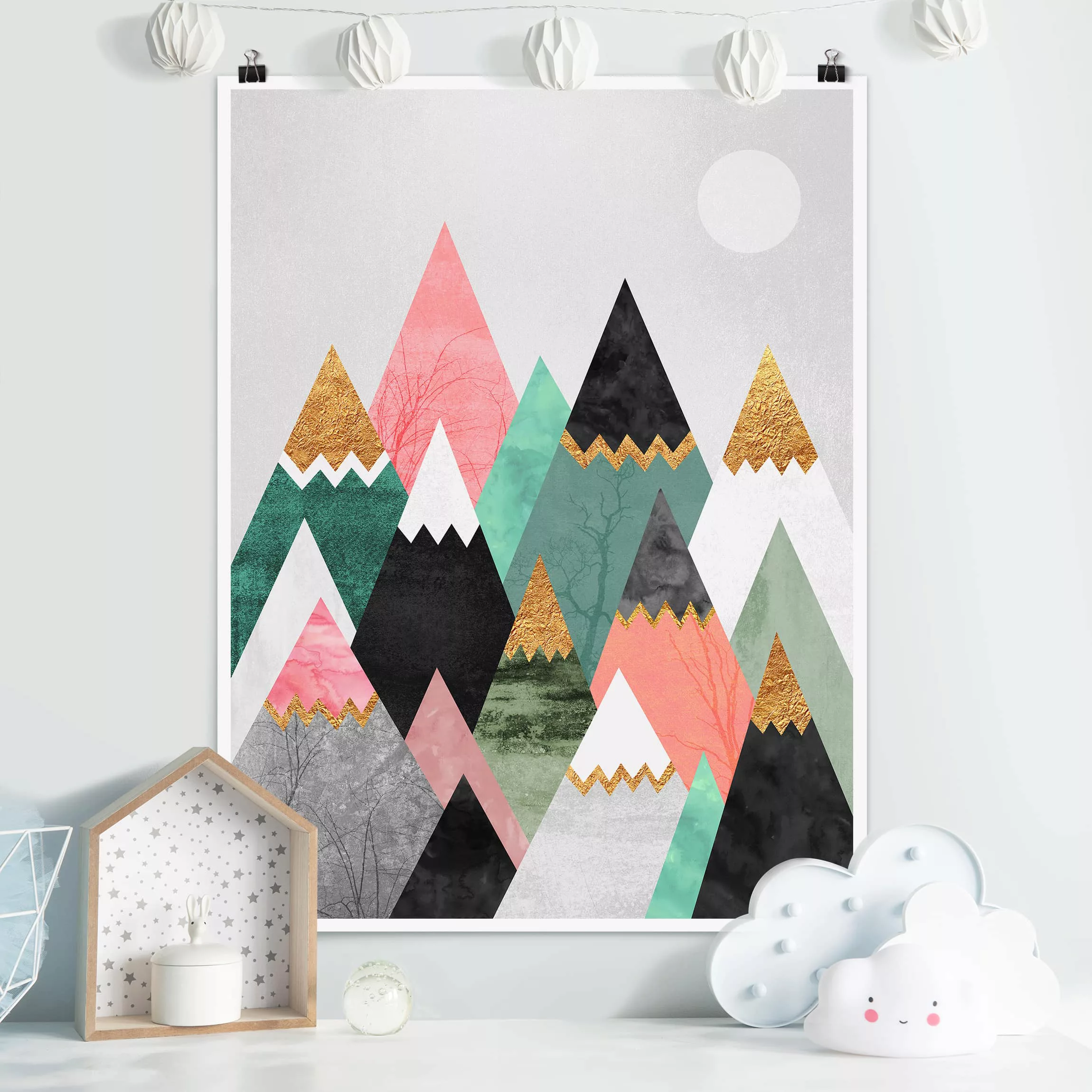 Poster Kunstdruck - Hochformat Dreieckige Berge mit Goldspitzen günstig online kaufen