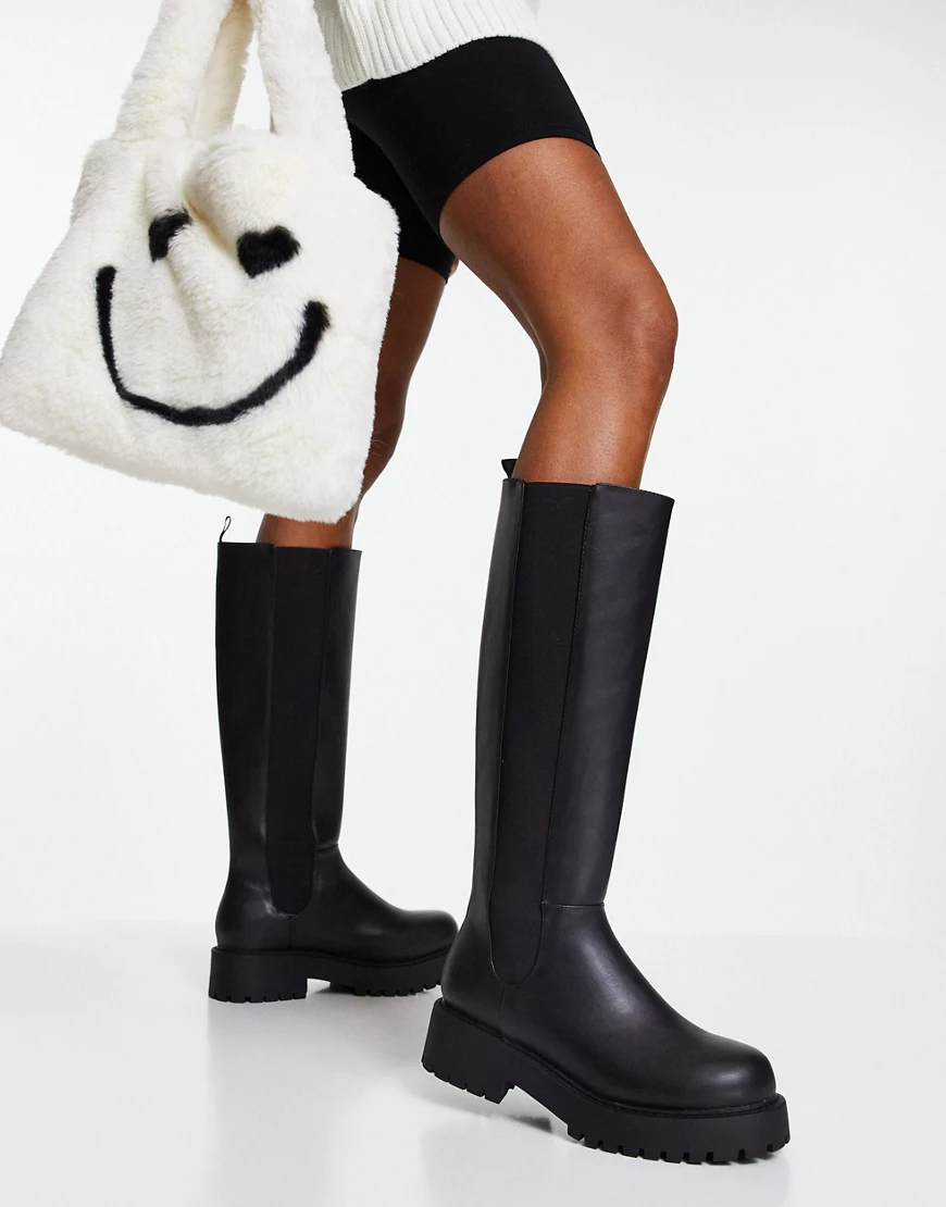 Monki – Kniehohe, flache Stiefel aus veganem Material in Schwarz mit dicker günstig online kaufen