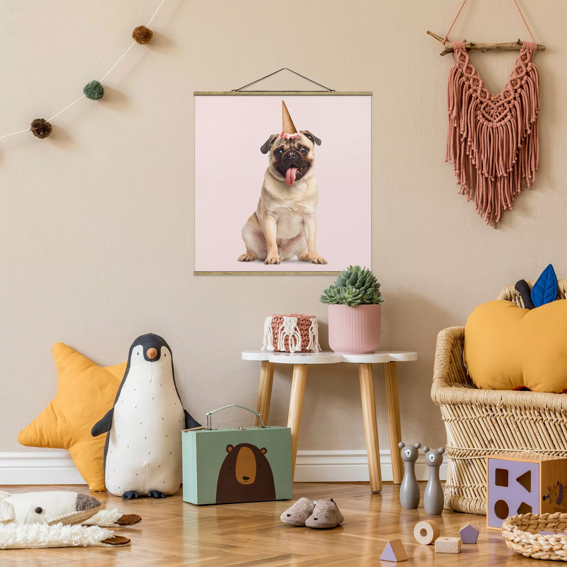 Stoffbild Tiere mit Posterleisten - Quadrat Mops mit Eiswaffel günstig online kaufen