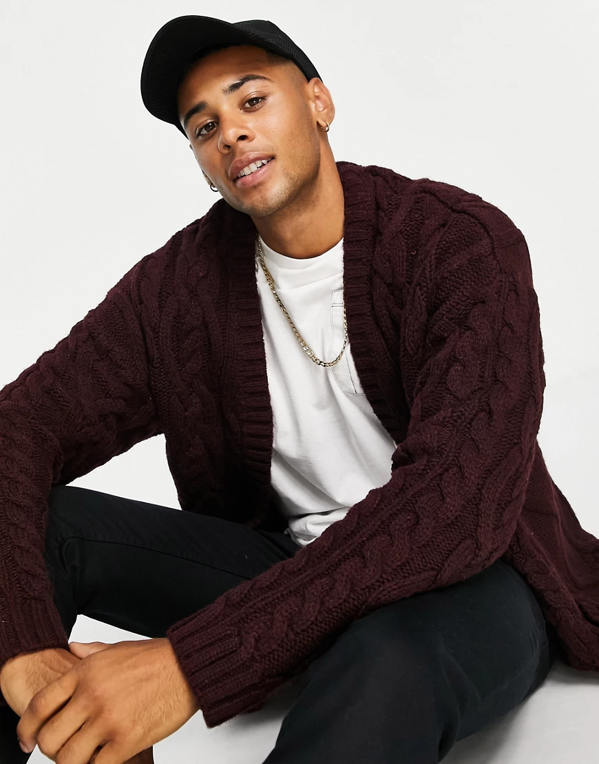 ASOS DESIGN – Schwere Zopfmuster-Strickjacke in Burgunderrot günstig online kaufen