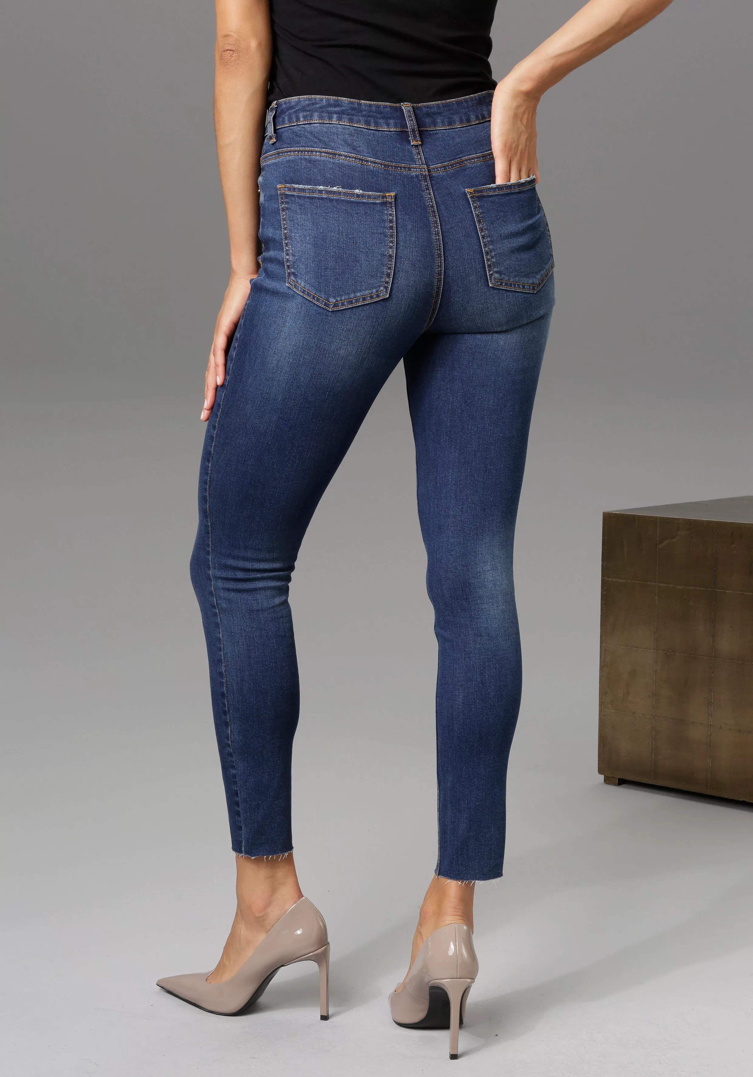 Aniston CASUAL Skinny-fit-Jeans, regular waist - mit ausgefransten Beinabsc günstig online kaufen